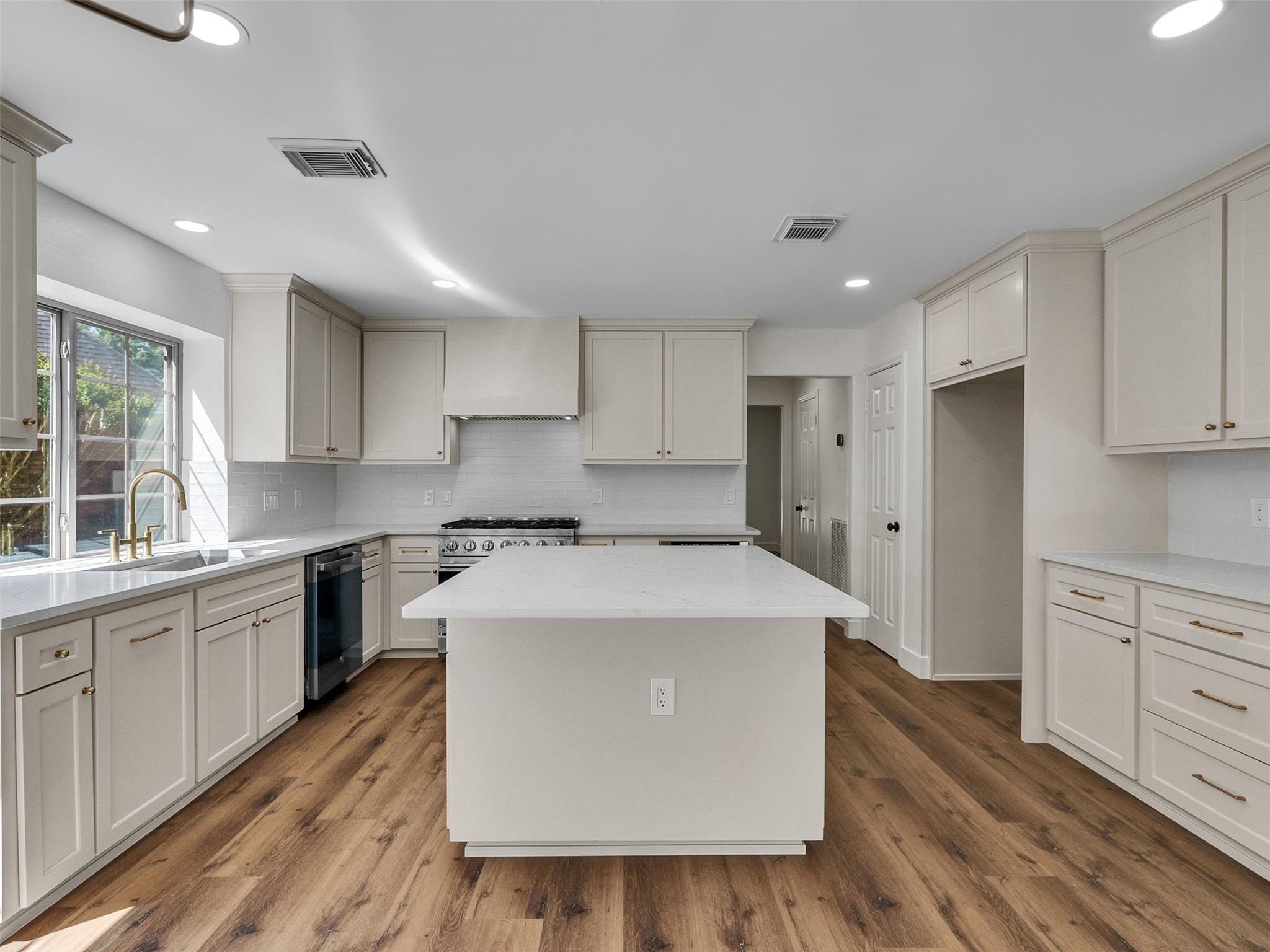 2109 Bay Hill Drive, League City, TX 77573