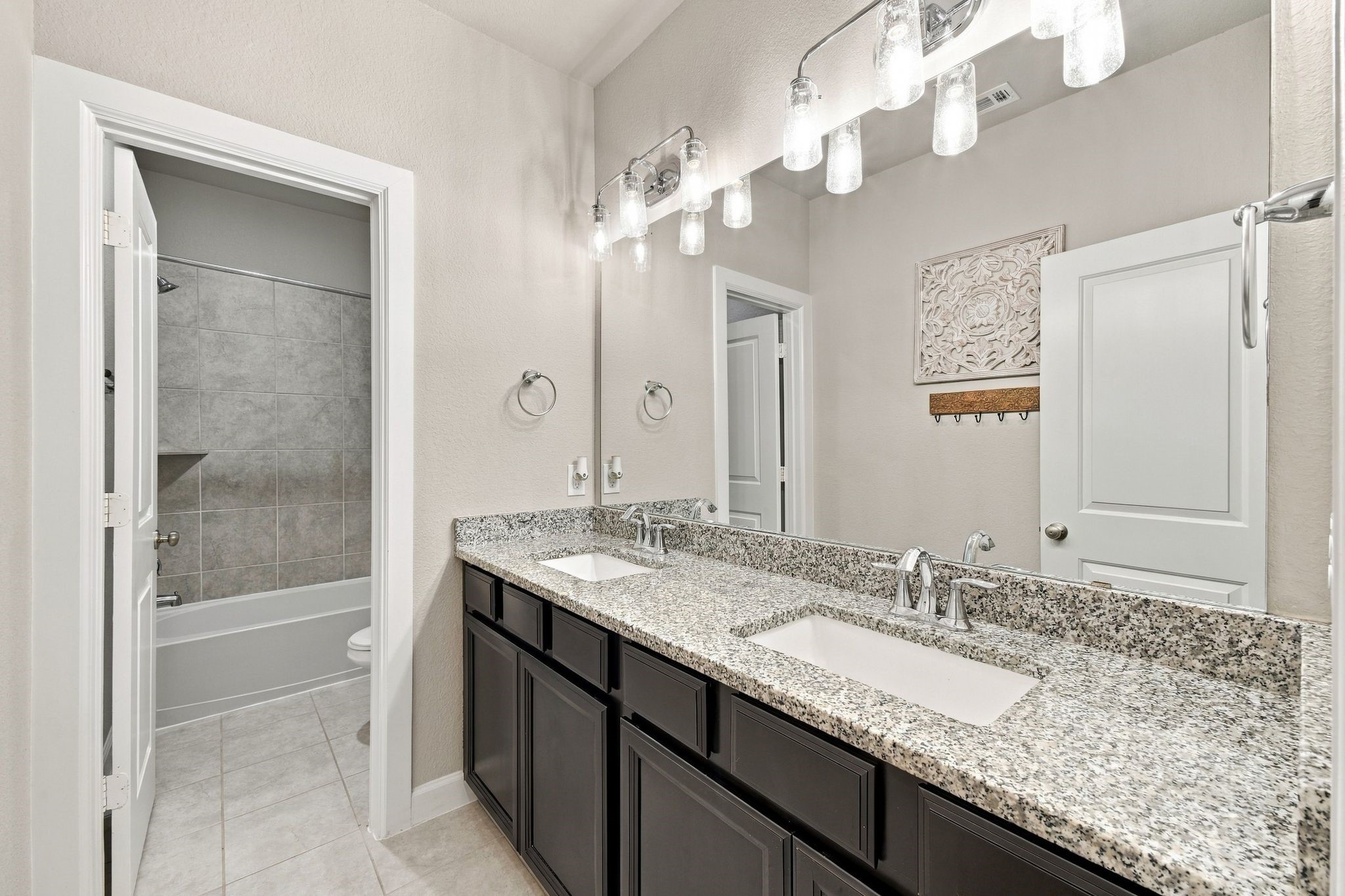 A second full bath with its own vanity and direct access to the tub. No lines in the morning.