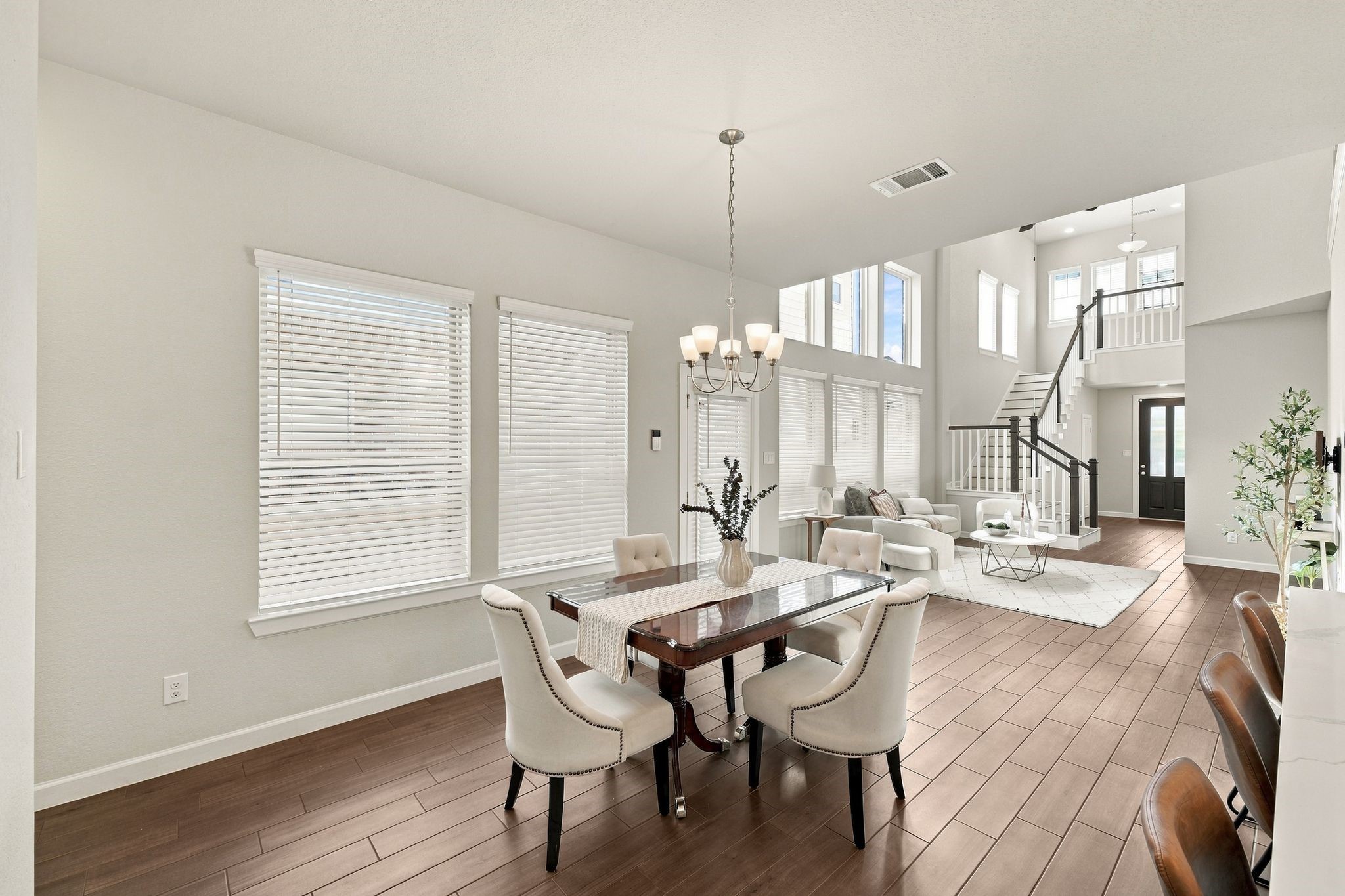 Another look at the same story: light, height, and a layout that never feels closed in.