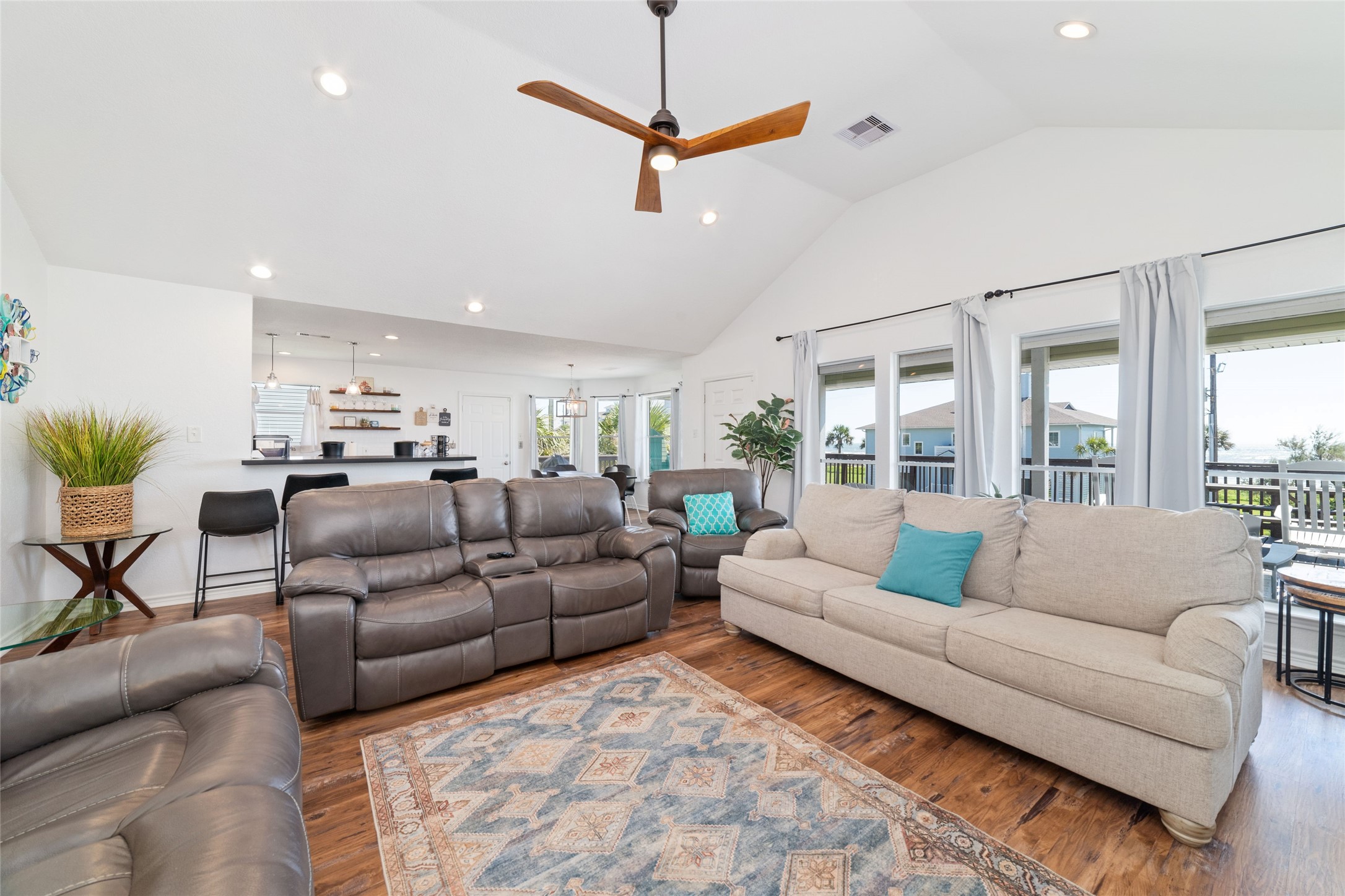18506 E De Vaca, Galveston, TX 77554