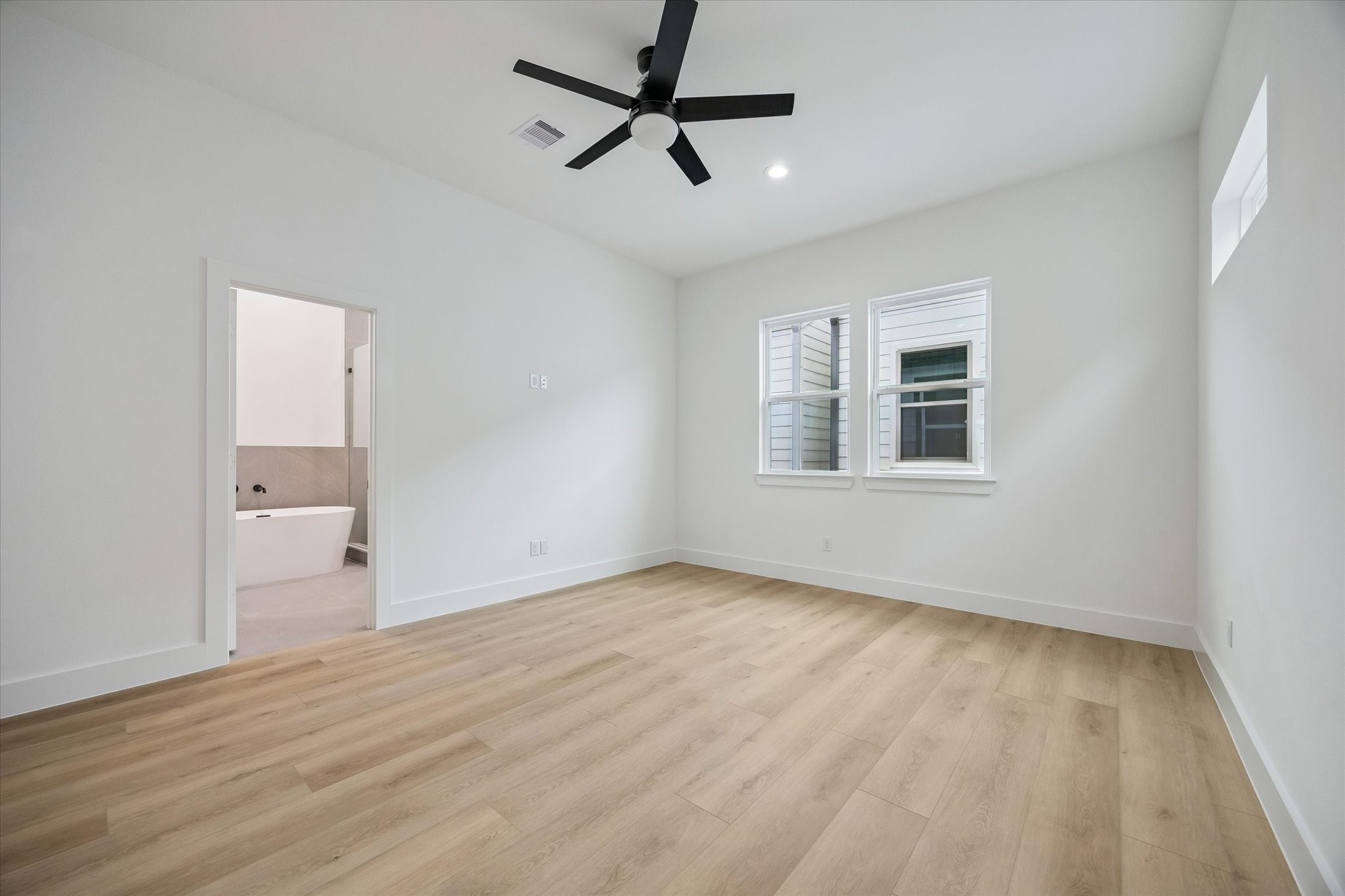 Additional bedroom with bright exposure and modern flooring