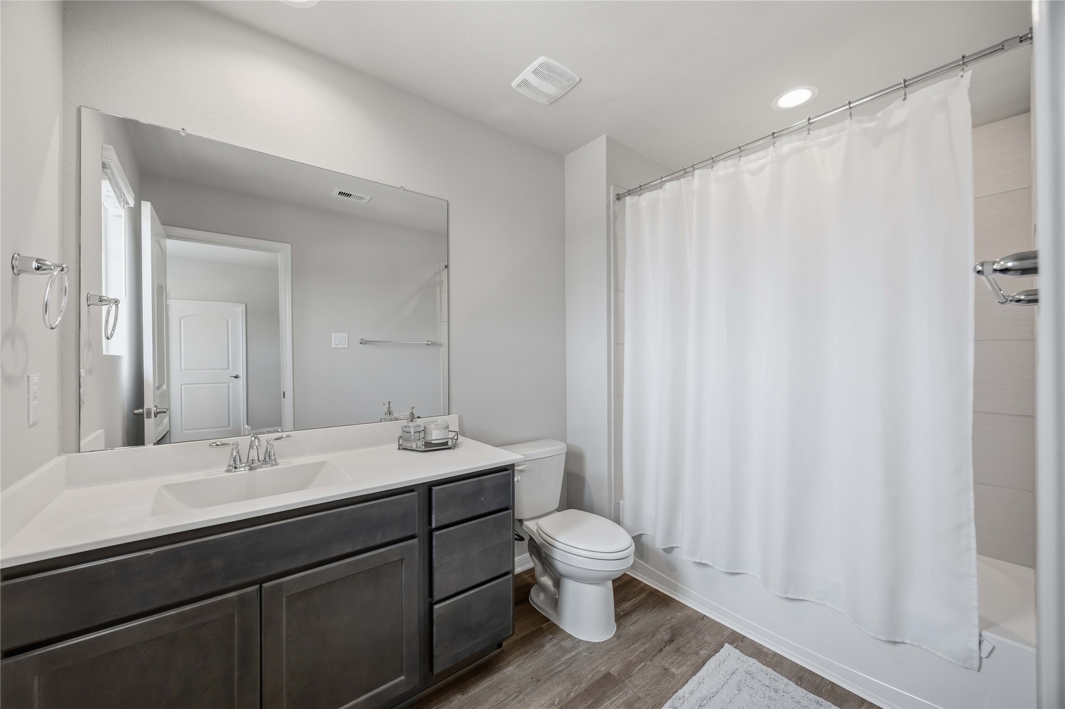 Spacious secondary bath for a big family or teenage girls.