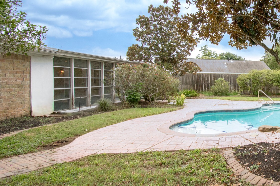 Zoned to desirable, highly rated schools and surrounded by convenient grocery stores, banks, retail, restuarants and more!