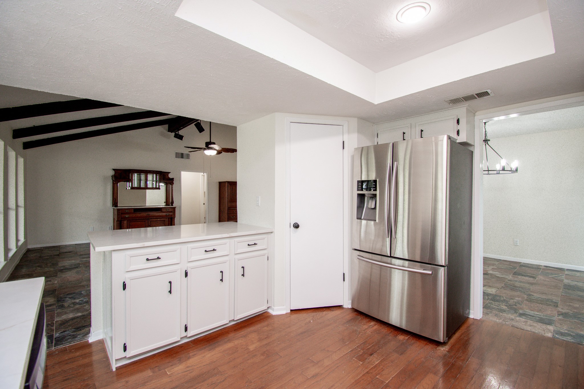 Walk-in pantry and breakfast bar for enertaining.