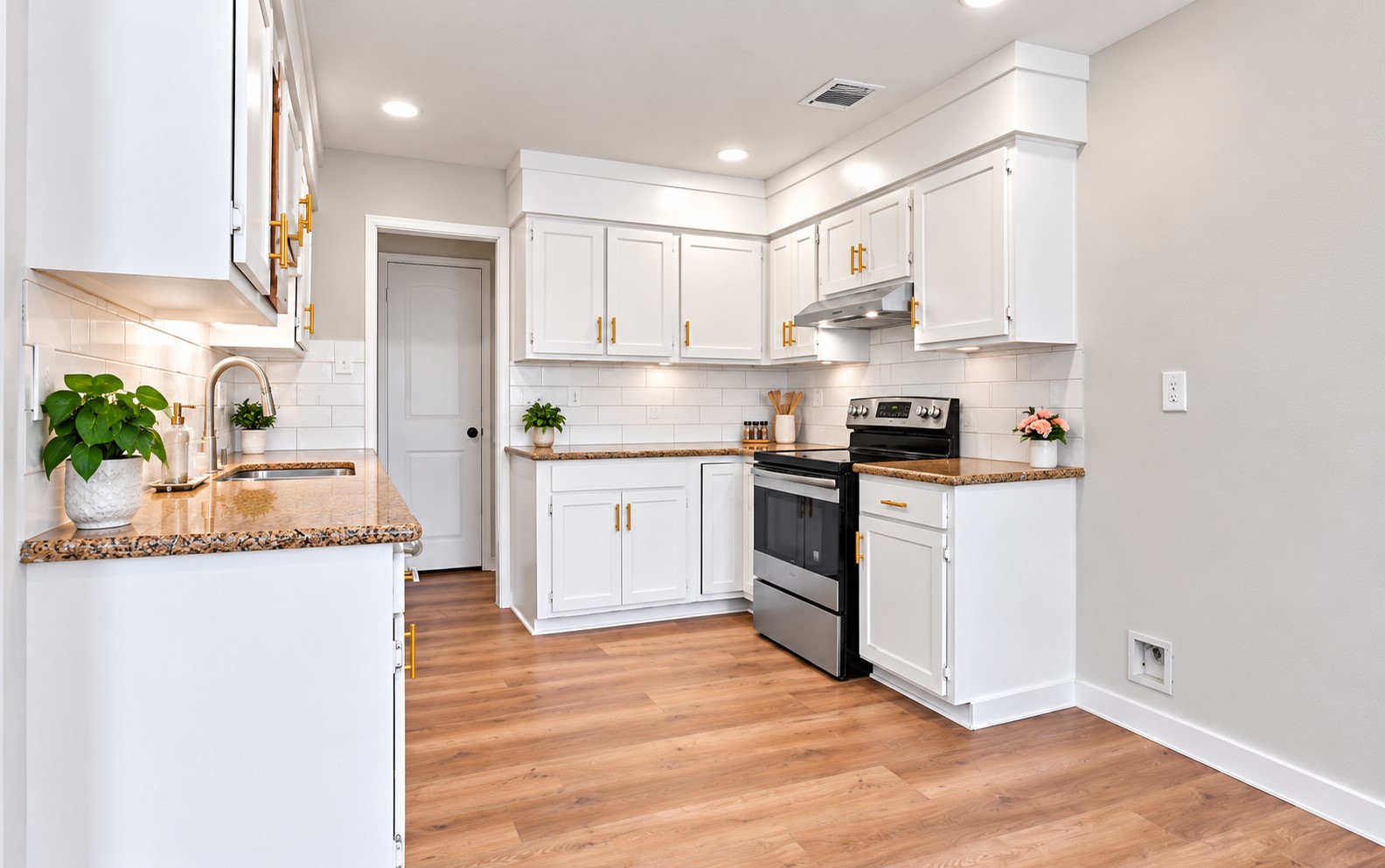 Another angle of the kitchen!