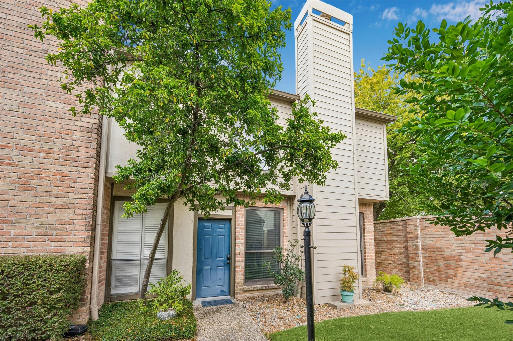 Desirable end unit at River Oaks Place Condos