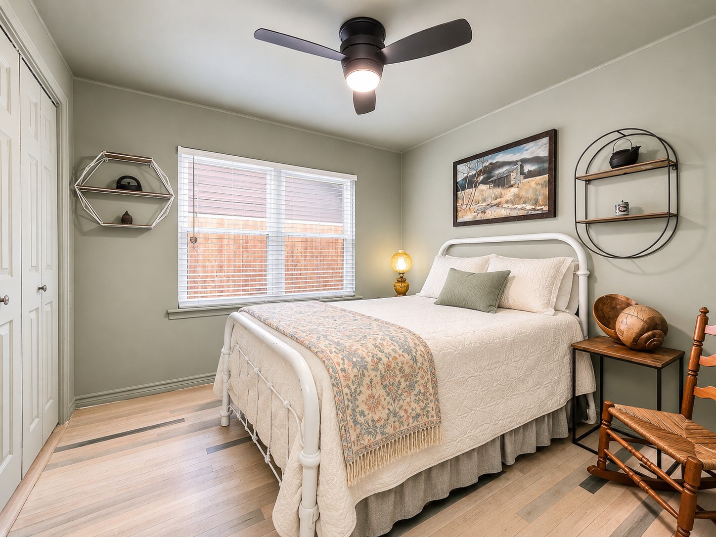 Secondary bedroom with ceiling fan.