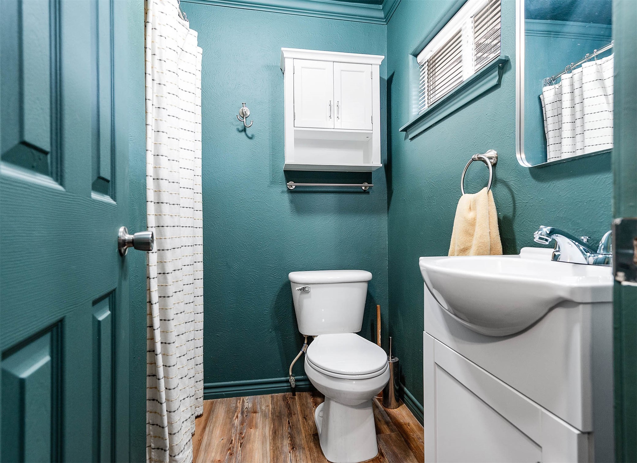 Guest suite ensuite bath.