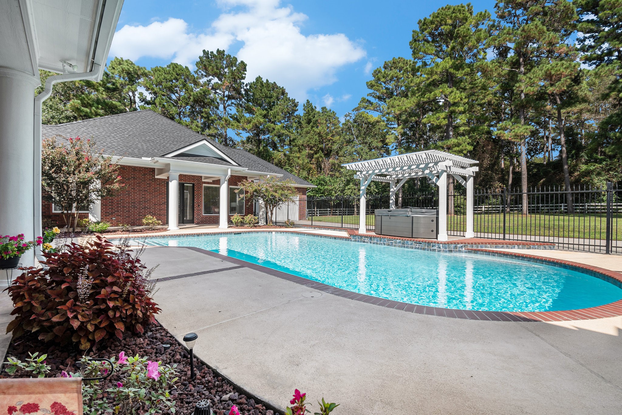 Full view of the amazing guest house off the backyard.