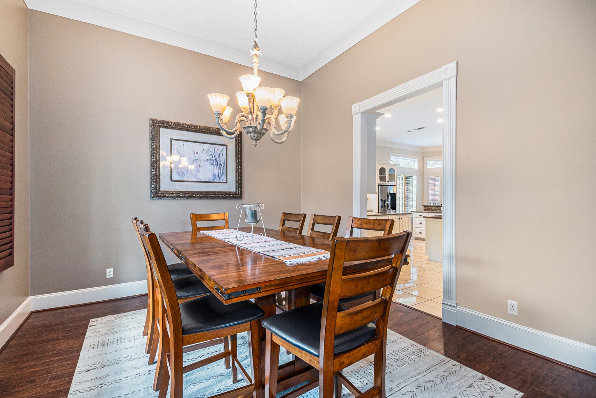 Beautiful formal dining room off the kitchen with lots of natural lighting. Beautiful formal dining room off the kitchen with lots of natural lighting.