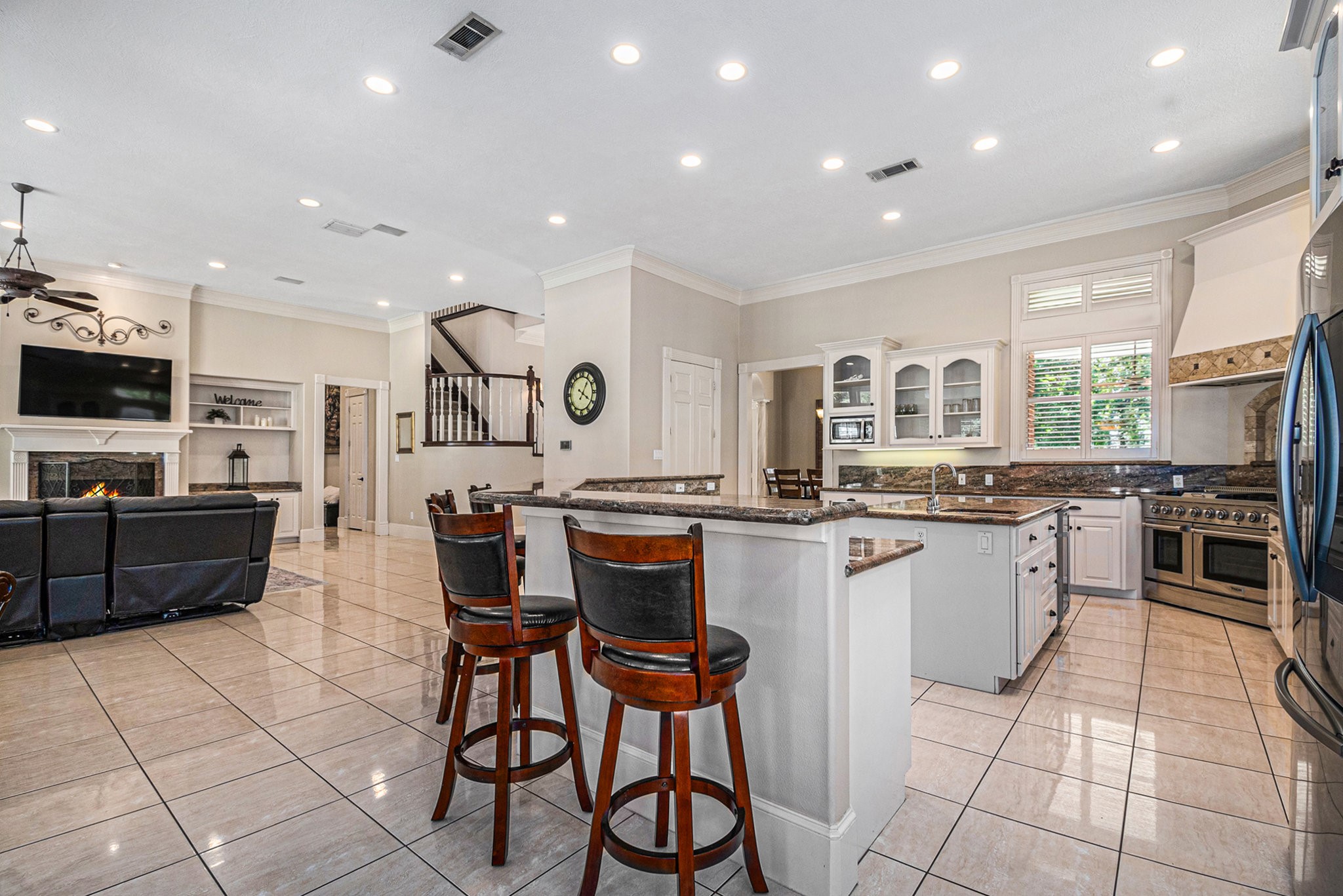 Full view of this stellar kitchen!