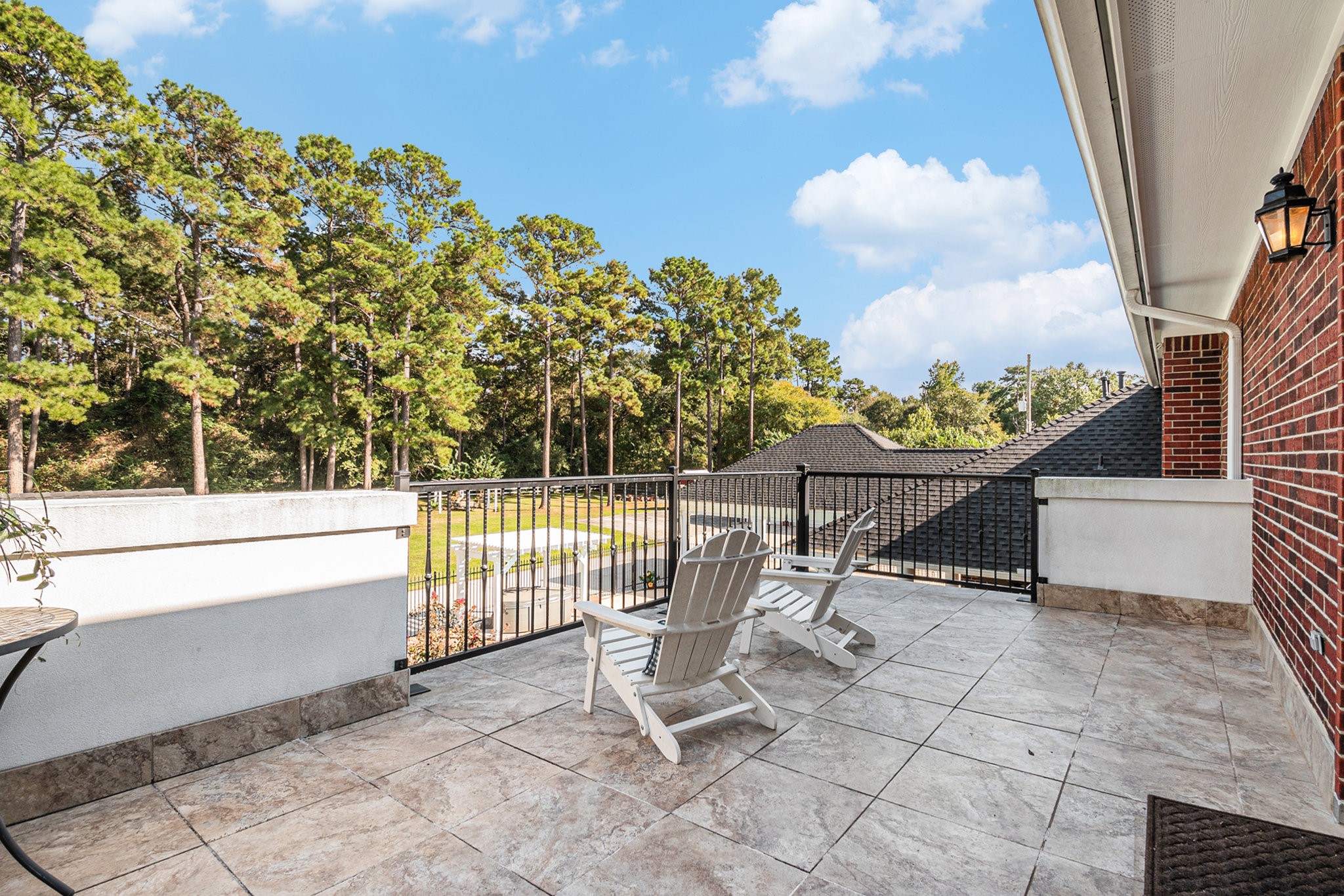 Big balcony with stunning views of the backyard.