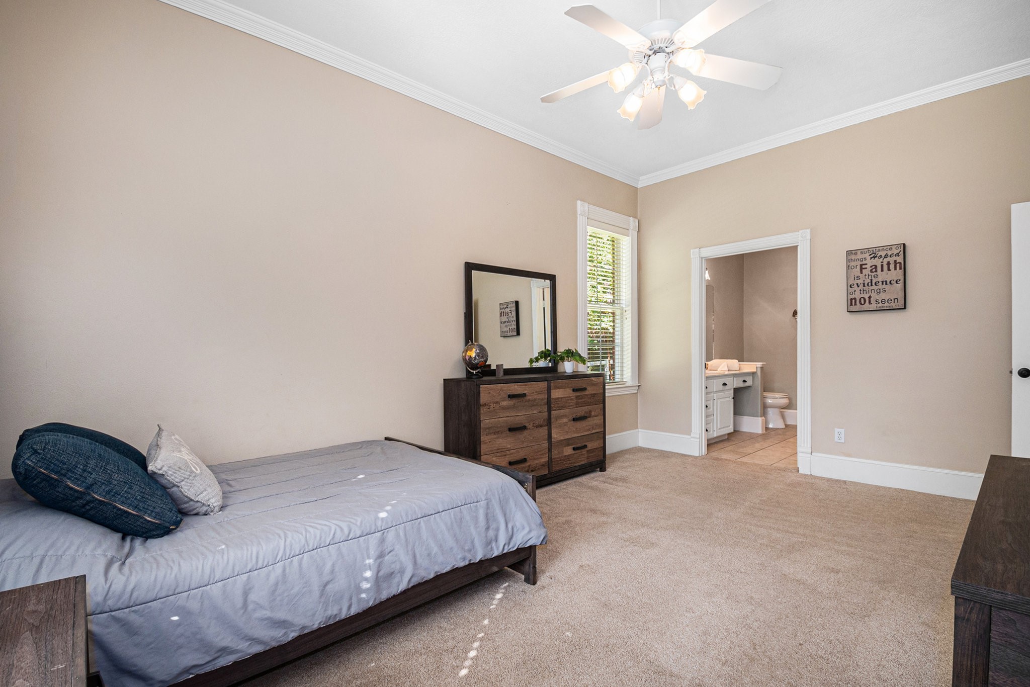Additional secondary bedroom in the guest house with a private bathroom.