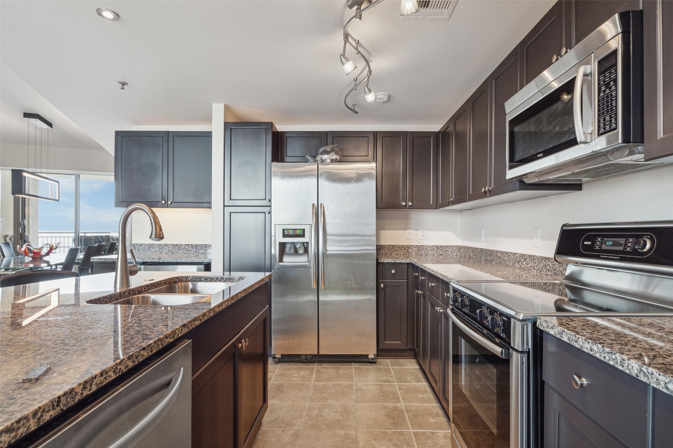 Open kitchen with winebar
