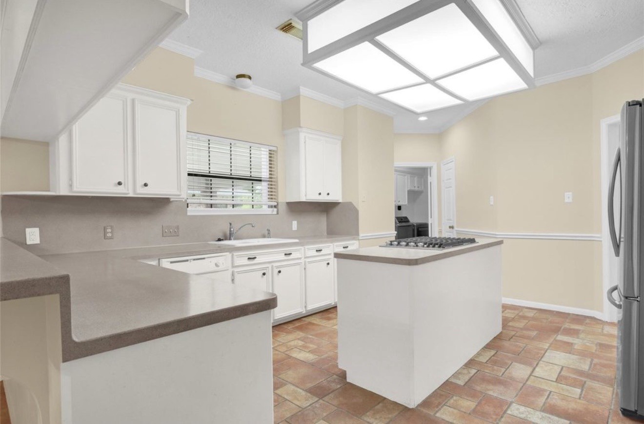 611 N Hickory Street, Tomball, TX 77375 611 N Hickory Street, Tomball, TX 77375