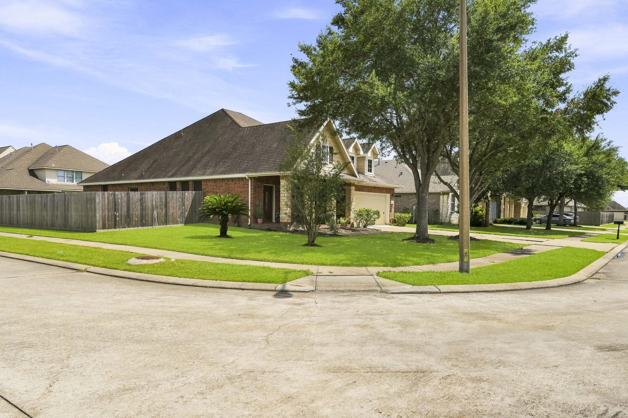 125 Avery Springs Lane, Dickinson, TX 77539