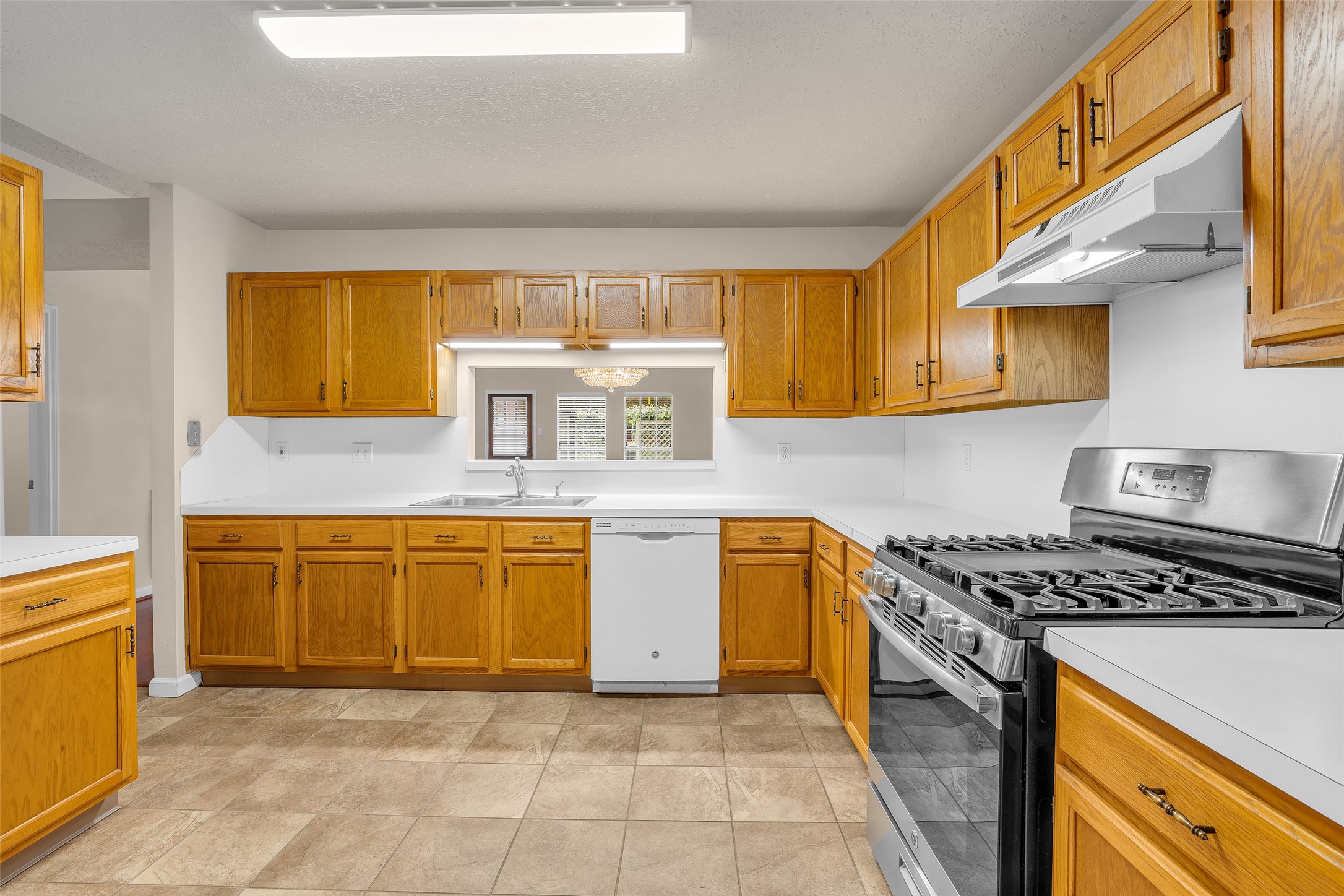 The kitchen features a functional layout designed for efficient cooking, easy movement, and practical everyday use. The kitchen features a functional layout designed for efficient cooking, easy movement, and practical everyday use.