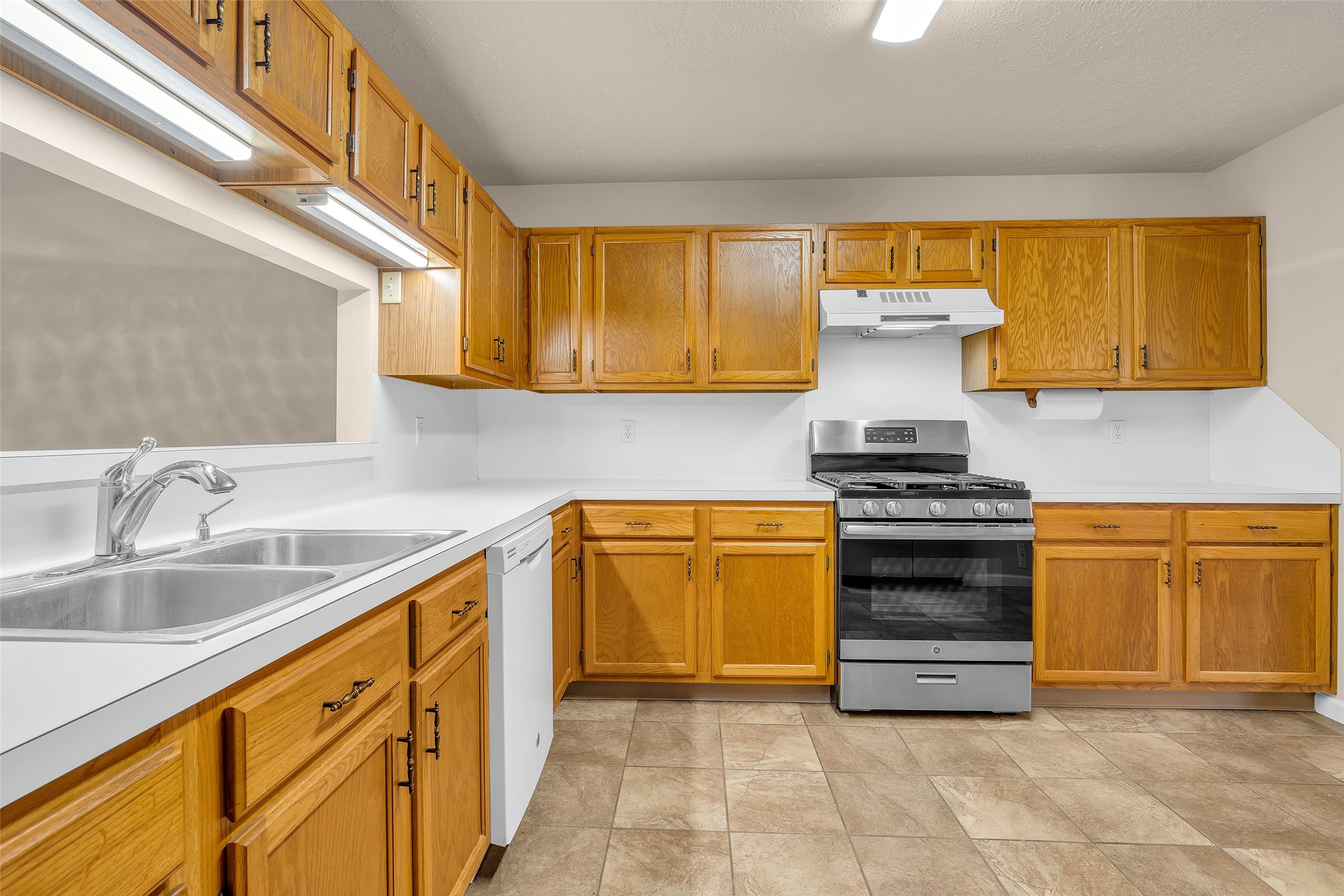 Plenty of cabinetry provides ample storage space, paired with a dual sink that adds convenience for meal prep and cleanup. Plenty of cabinetry provides ample storage space, paired with a dual sink that adds convenience for meal prep and cleanup.