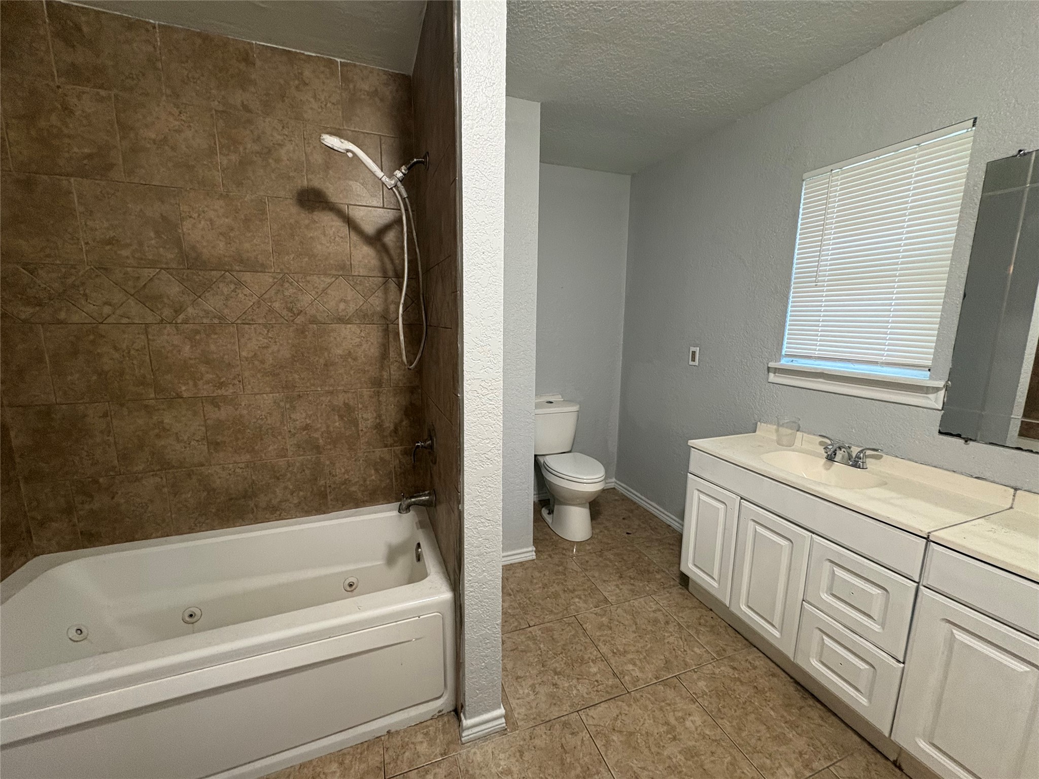 825 Magnolia Street, Lake Jackson, TX 77566