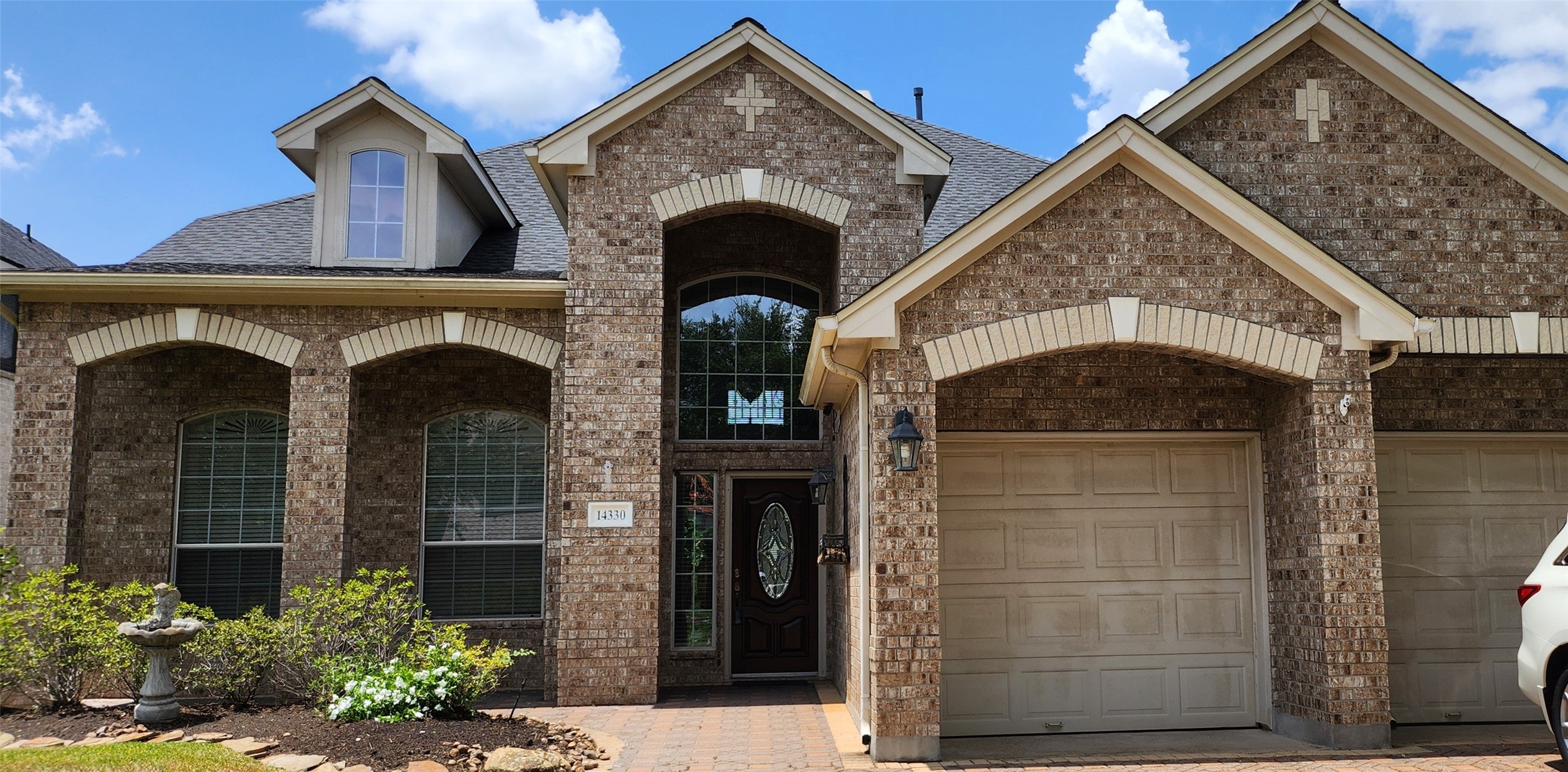 Welcome to the much desired Sugar Land subdivision of Chelsea Harbour