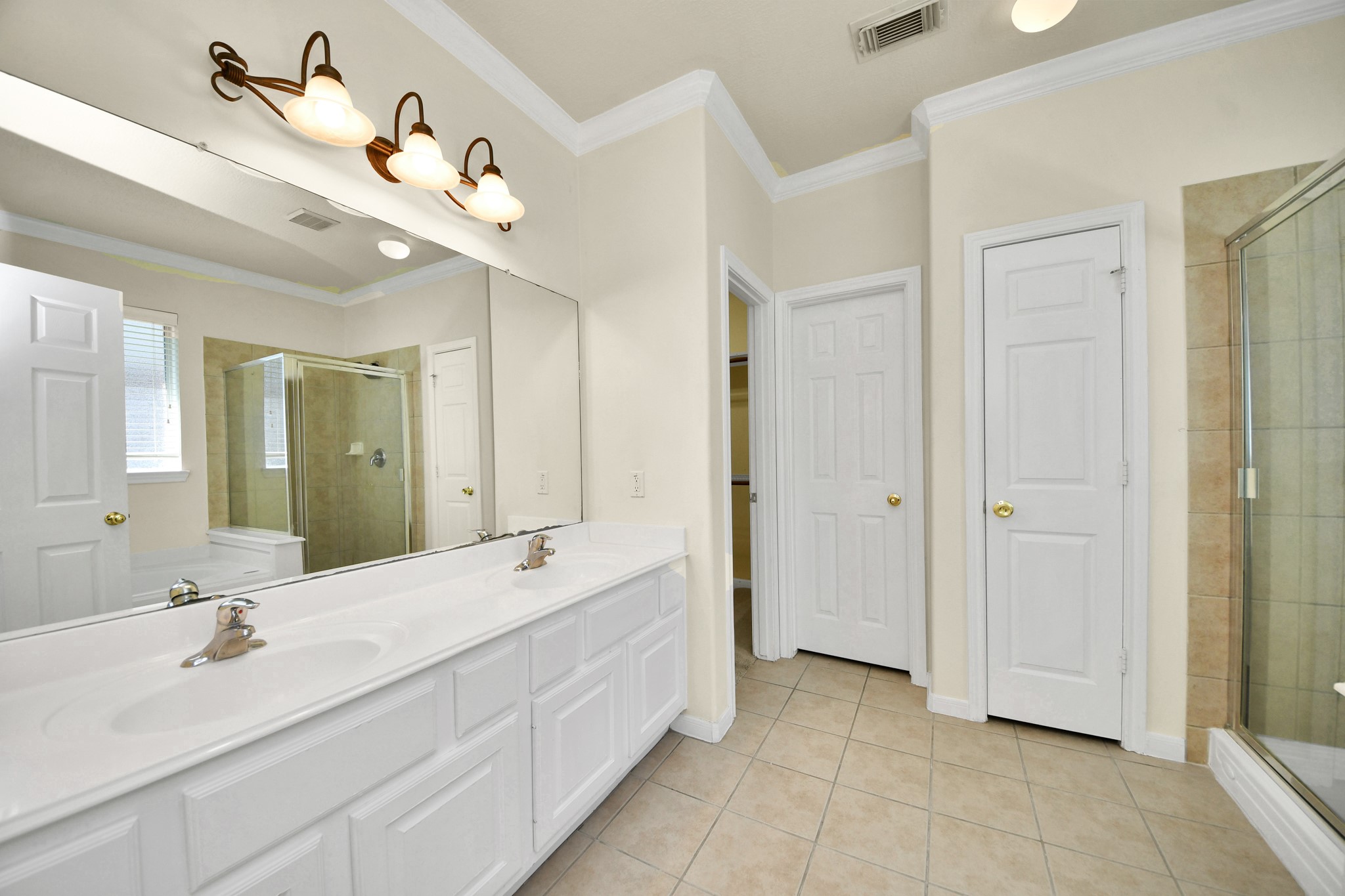 Dual vanity with double sinks in primary bathroom