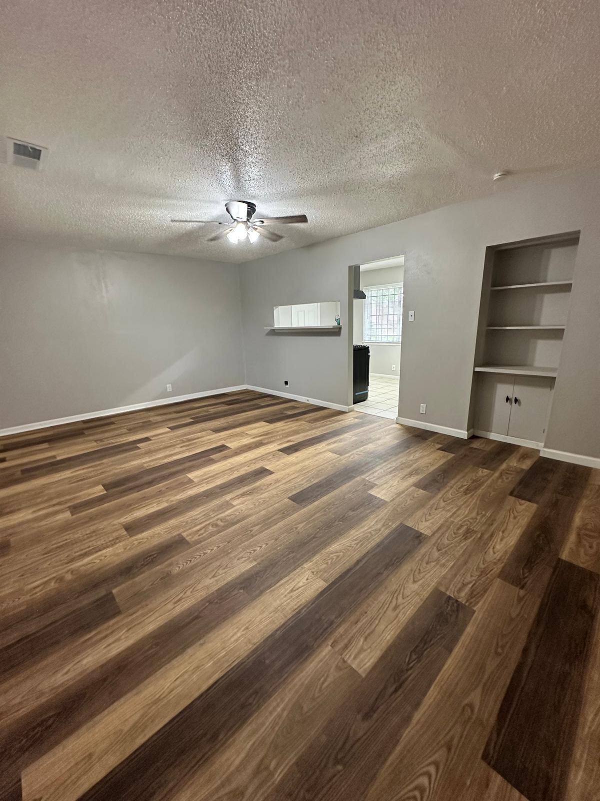 Great size living dining - Open concept