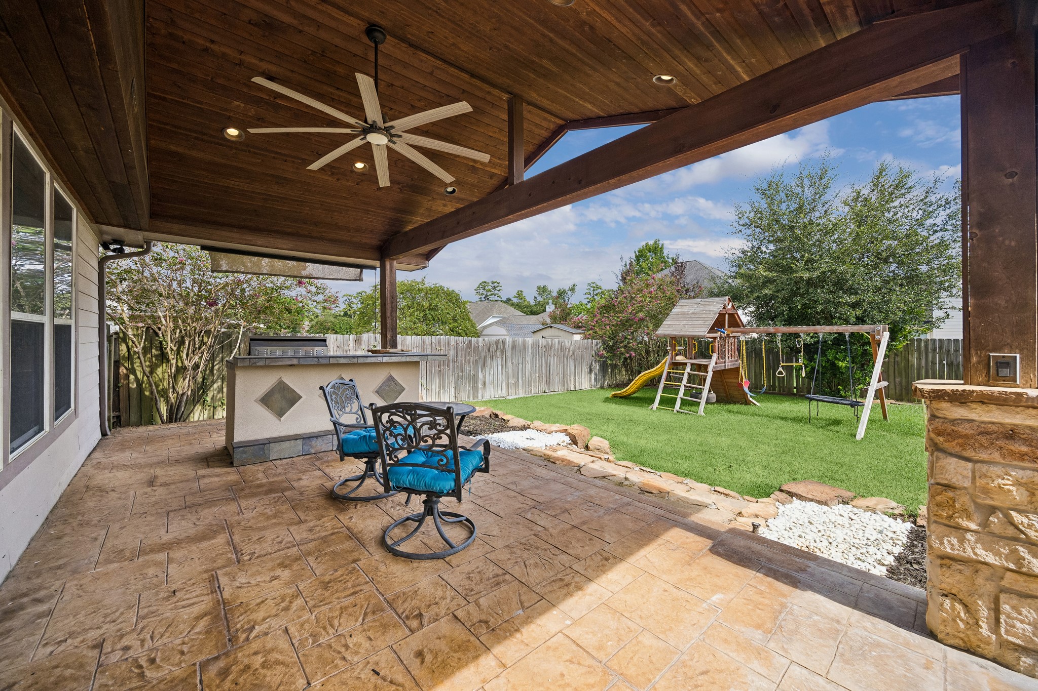 Covered back patio with outdoor kitchen! Covered back patio with outdoor kitchen!