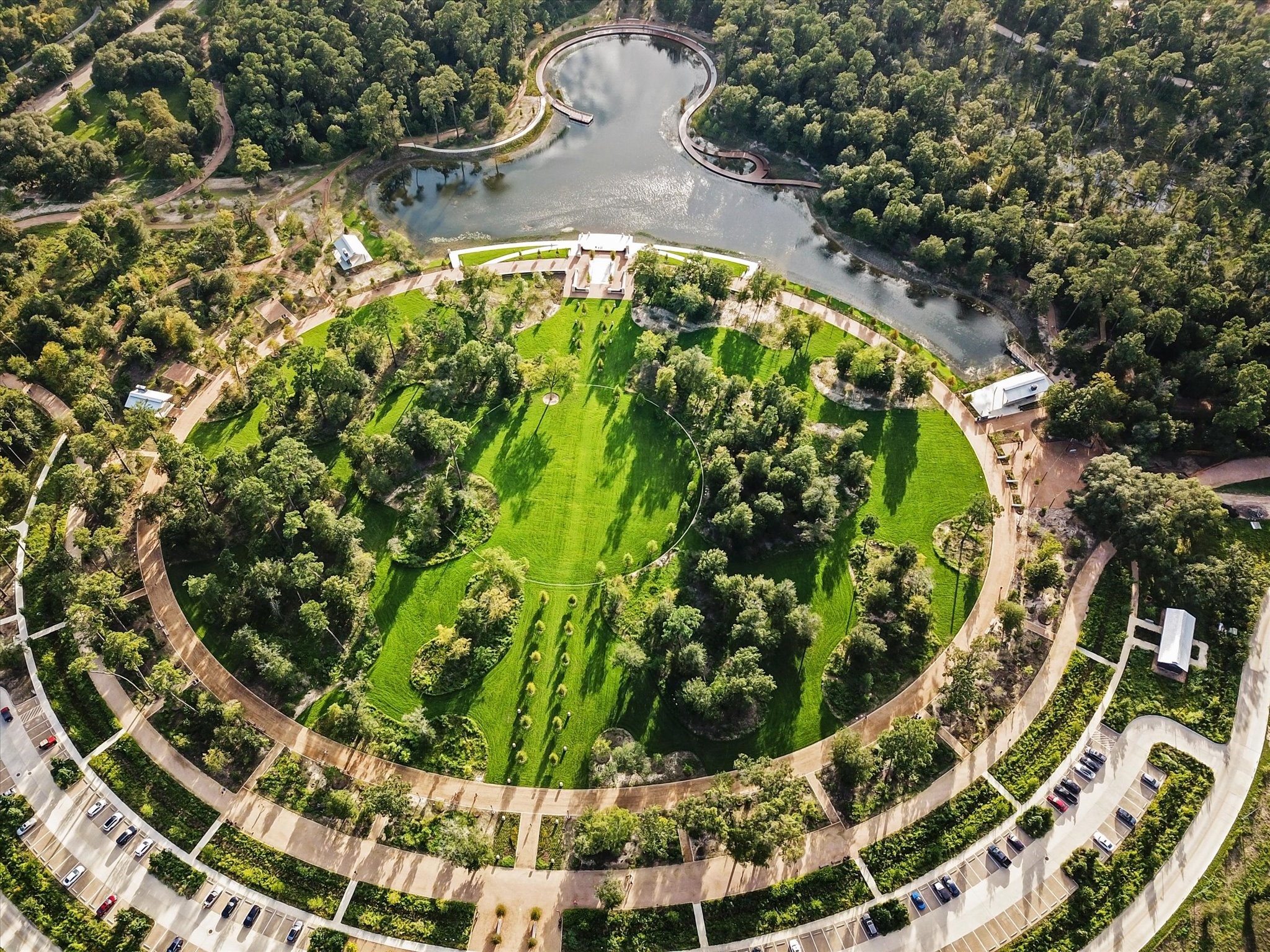 Being close to Memorial Park offers endless opportunities to enjoy the outdoors. Take a stroll along the scenic paths, relax on the lawn, or enjoy a game of tennis or a round of golf.