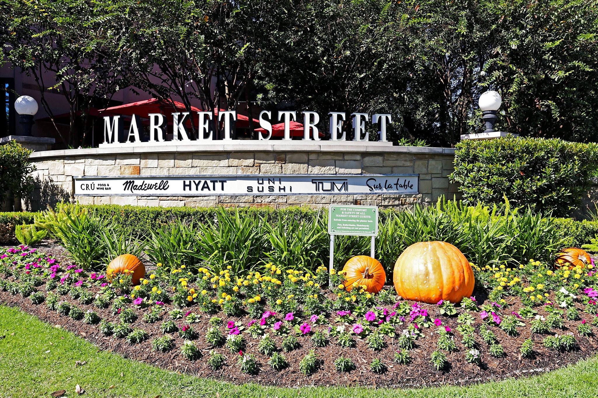 Market Street has a fantastic park in the middle for fun events or photos with friends while shopping or dining.