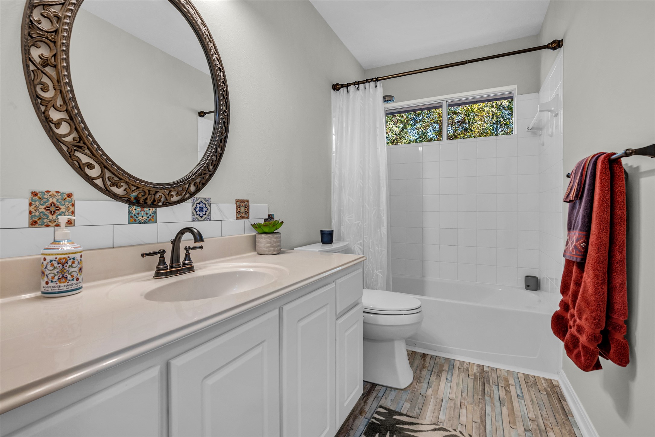 Secondary Bathroom with Tub/Shower Combo and Natural Light