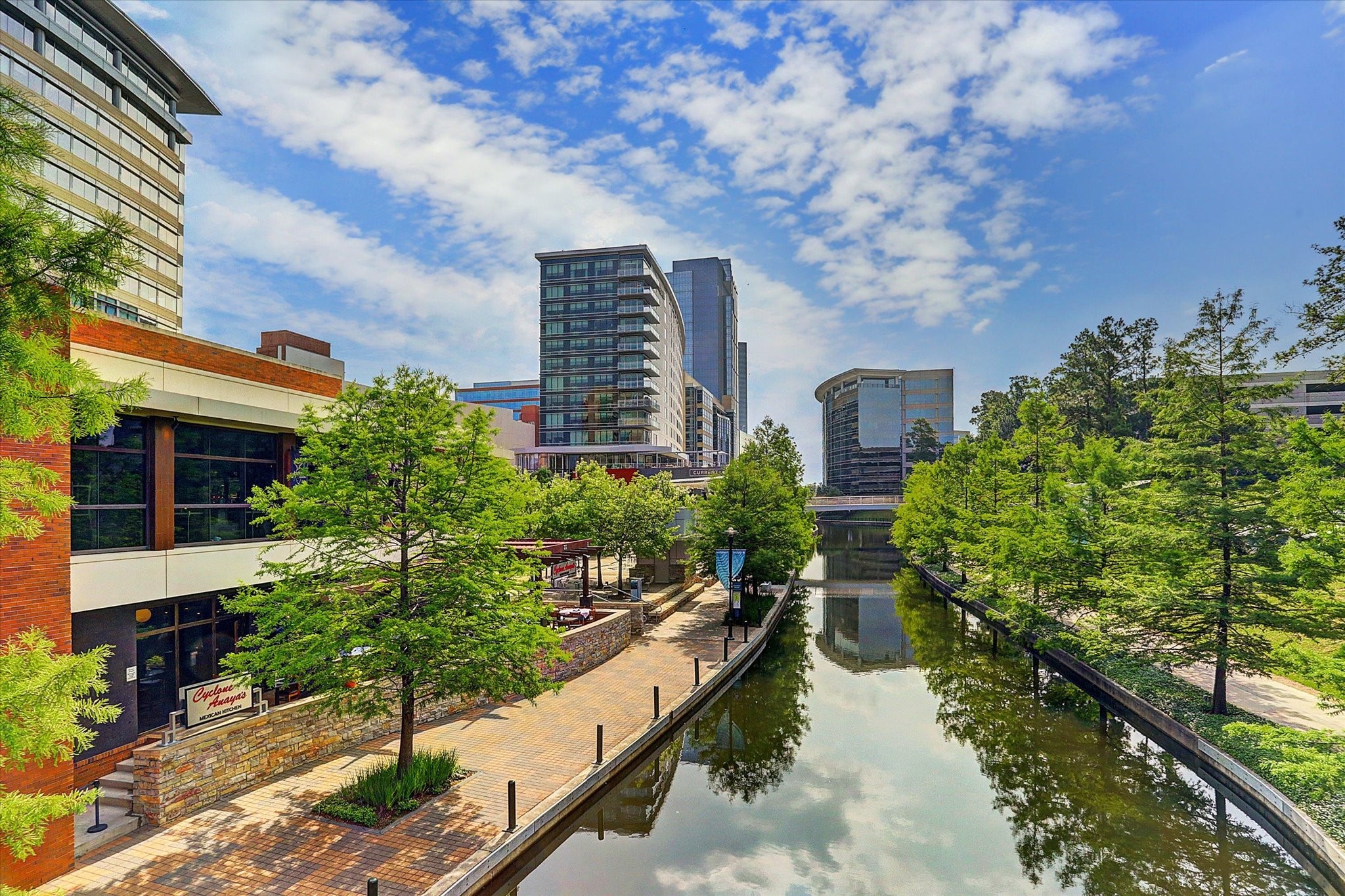 Be sure to check out all the fantastic dining options along the Waterway. Walkability from the Mall to the Riva Boathouse with plenty of places in the middle.