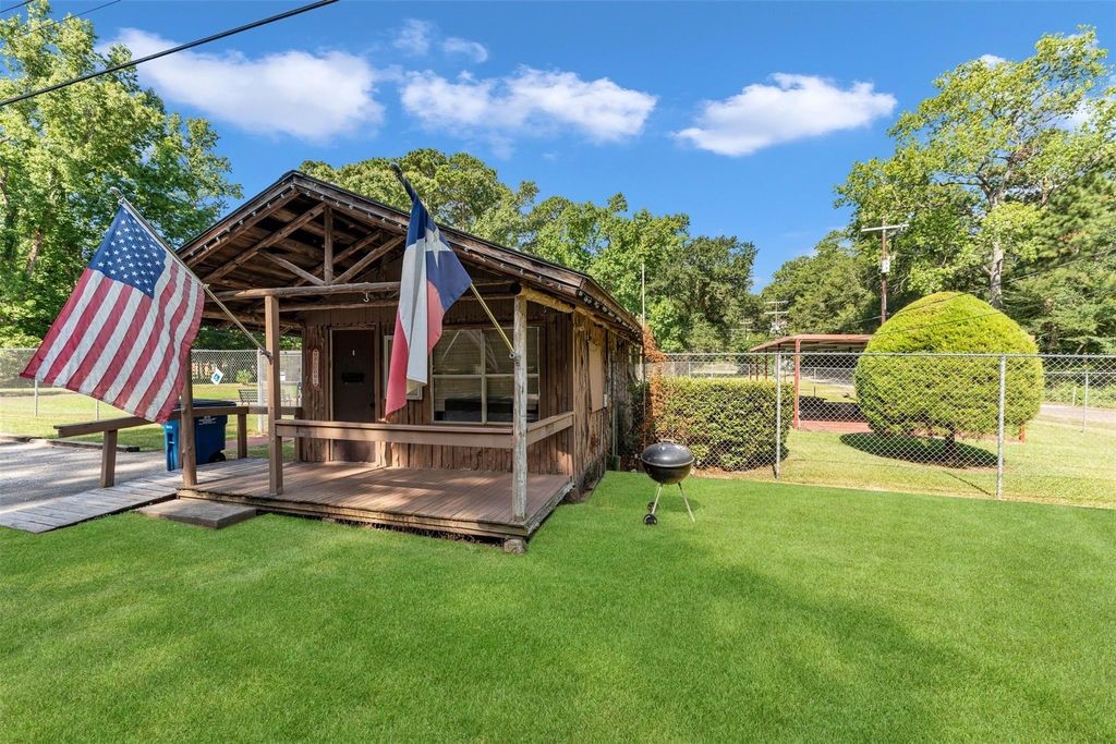 15689 Aspen Dr, Montgomery, TX 77356