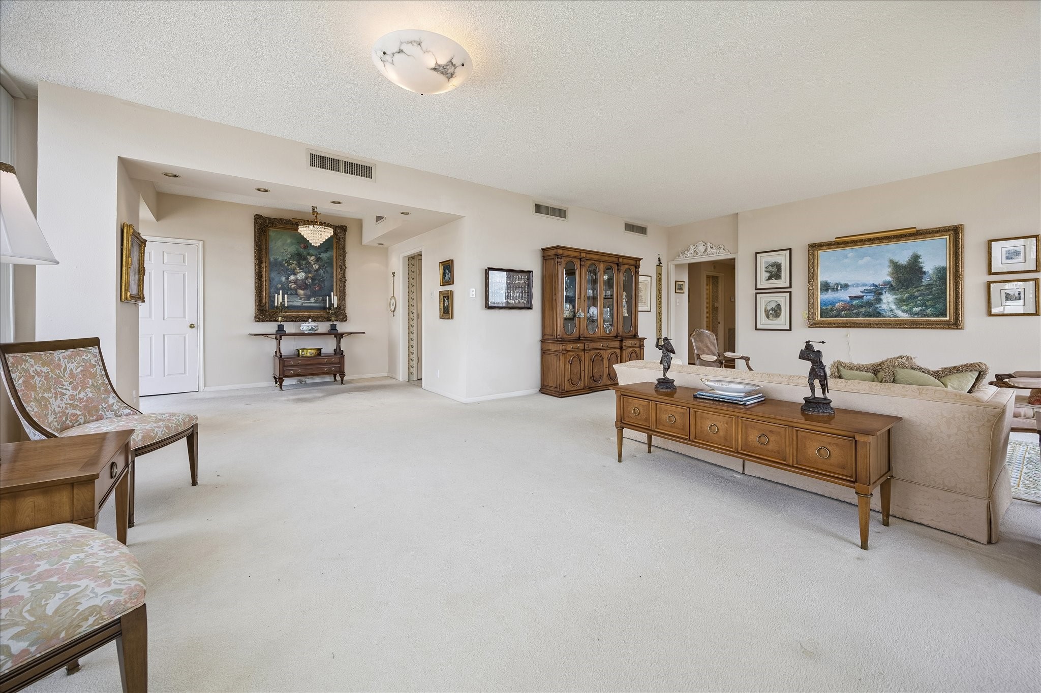 Expansive living areas with breakfast room or den off of the kitchen. Expansive living areas with breakfast room or den off of the kitchen.