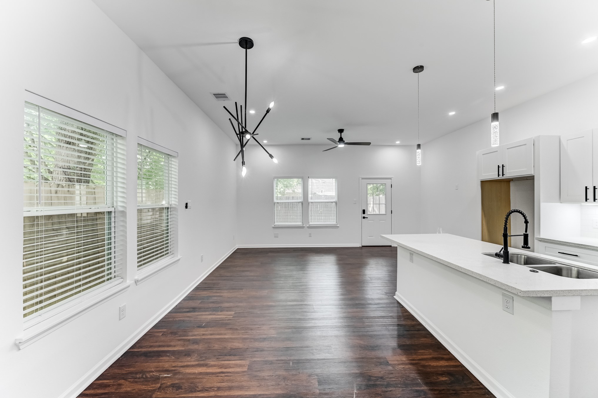 Open kitchen & dining area