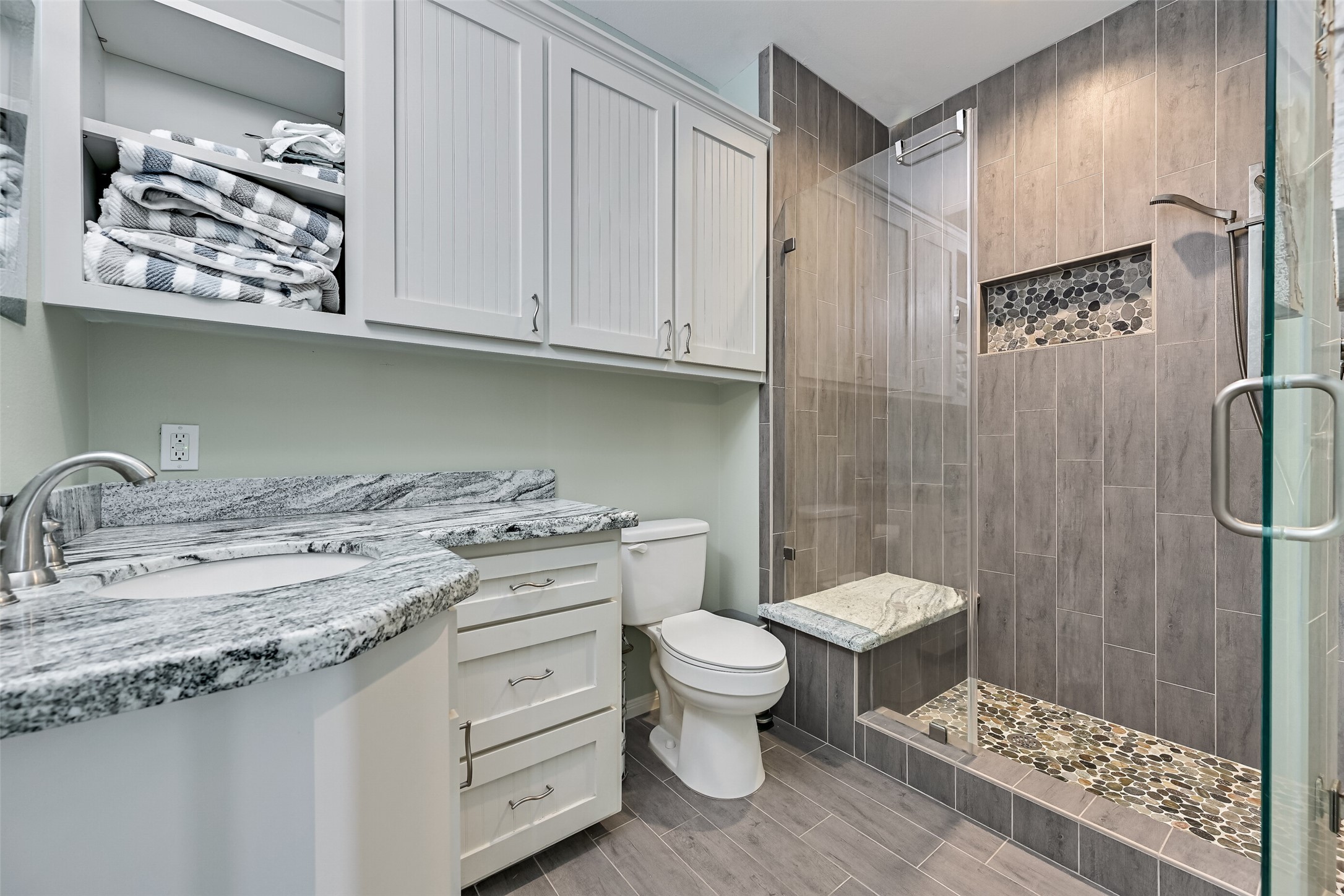 Steps from the secondary bedrooms we come to the guest bathroom.