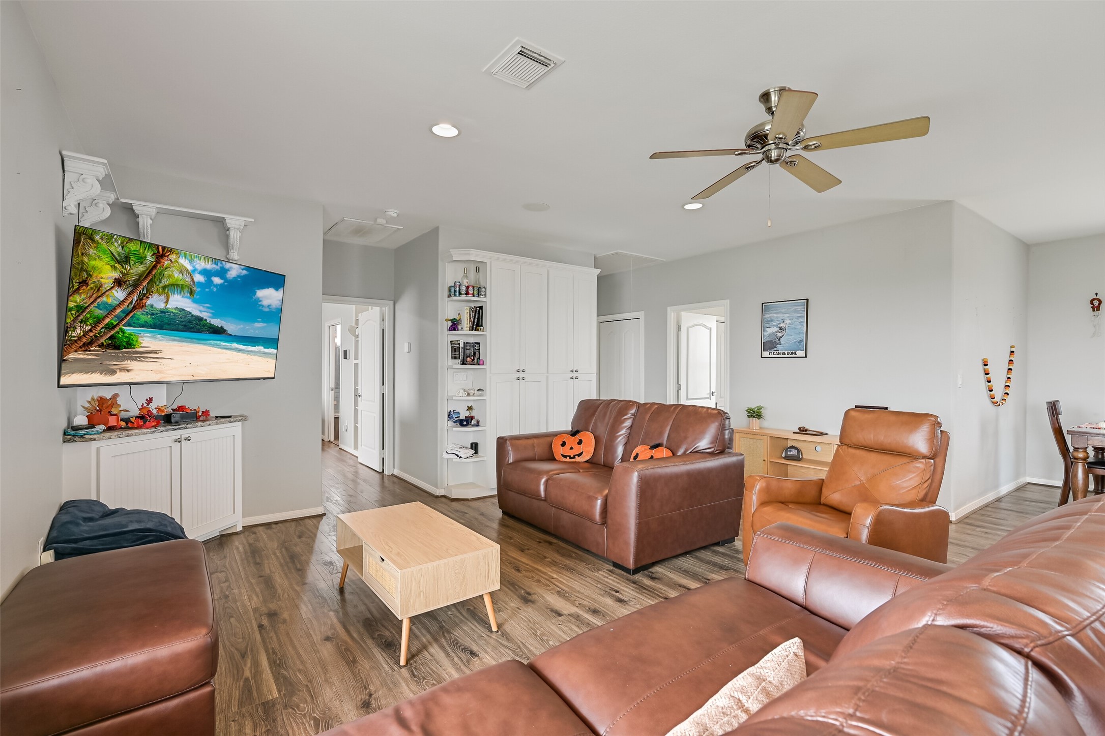 Easy cleanup laminate flooring is found all throughout. Perfect for after a fun day on the water, or for the pet lover at heart.