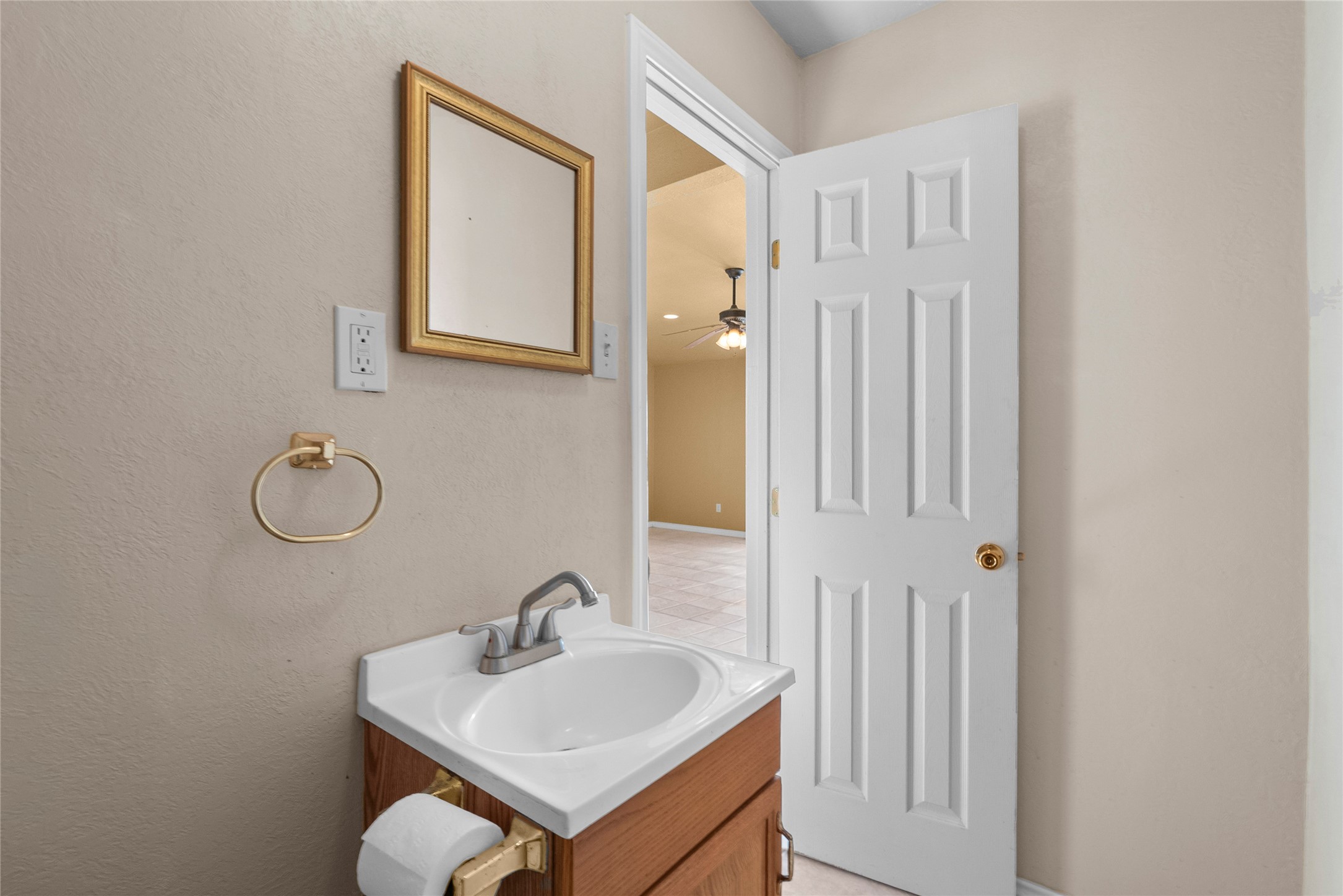 7108 E Hunter Drive, Hitchcock, TX 77563