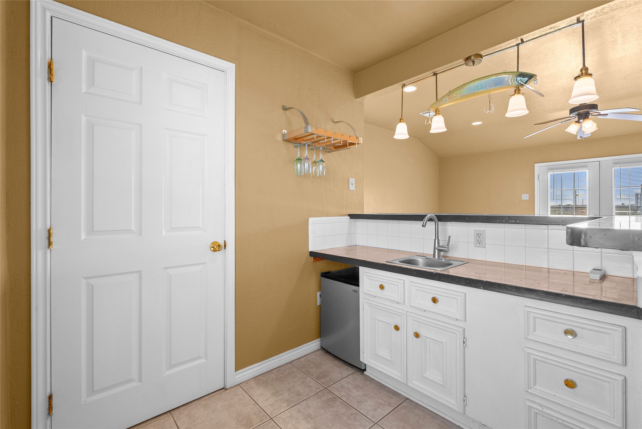 7108 E Hunter Drive, Hitchcock, TX 77563