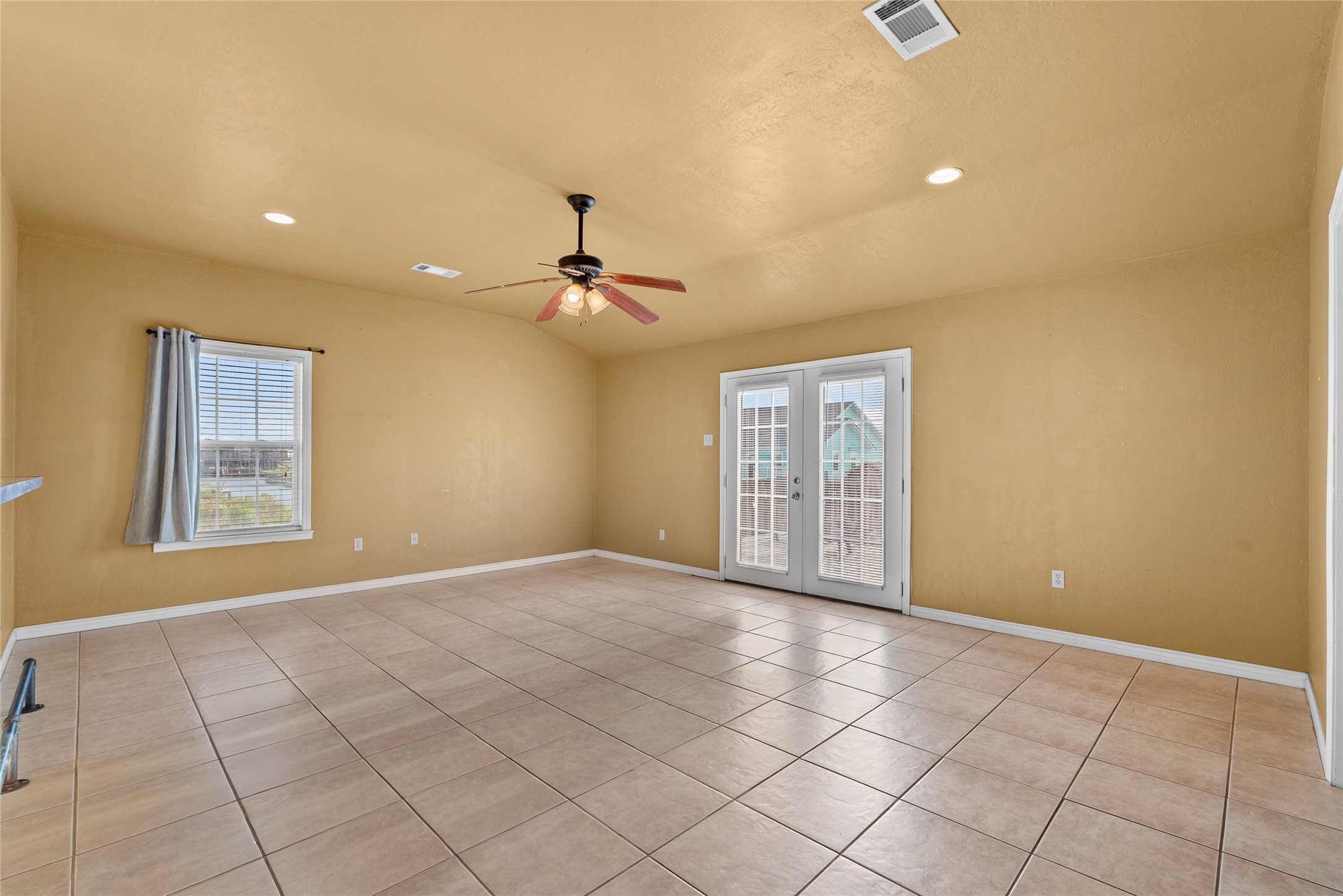 7108 E Hunter Drive, Hitchcock, TX 77563