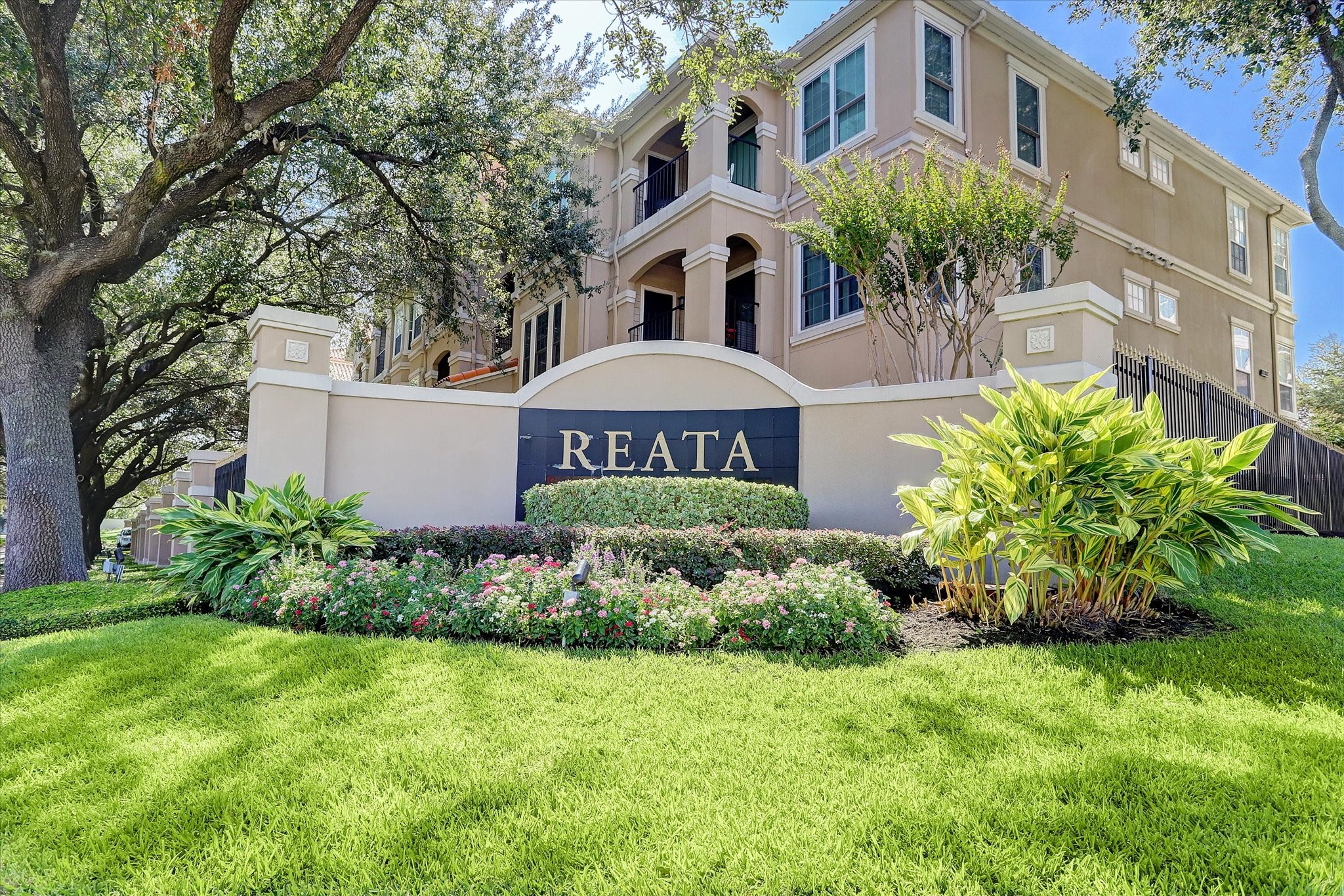 Experience the best of Houston living at this recently extensively renovated ('26) 2 bedroom/2 bath condo located in the sought-after Reata at River Oaks. Beautifully maintained resort-stylecommunity offers a true walkable/bike-friendly lifestyle steps away from TONS of shopping & dining in River Oaks & Montrose; just minutes to Downtown,Memorial Park & Buffalo Bayou Park.Enjoy numerous amenities: resort-style pool, fitness center, clubhouse, outdoor grills, dog run, secure bike storage.Lock&leave living! Experience the best of Houston living at this recently extensively renovated ('26) 2 bedroom/2 bath condo located in the sought-after Reata at River Oaks. Beautifully maintained resort-stylecommunity offers a true walkable/bike-friendly lifestyle steps away from TONS of shopping & dining in River Oaks & Montrose; just minutes to Downtown,Memorial Park & Buffalo Bayou Park.Enjoy numerous amenities: resort-style pool, fitness center, clubhouse, outdoor grills, dog run, secure bike storage.Lock&leave living!
