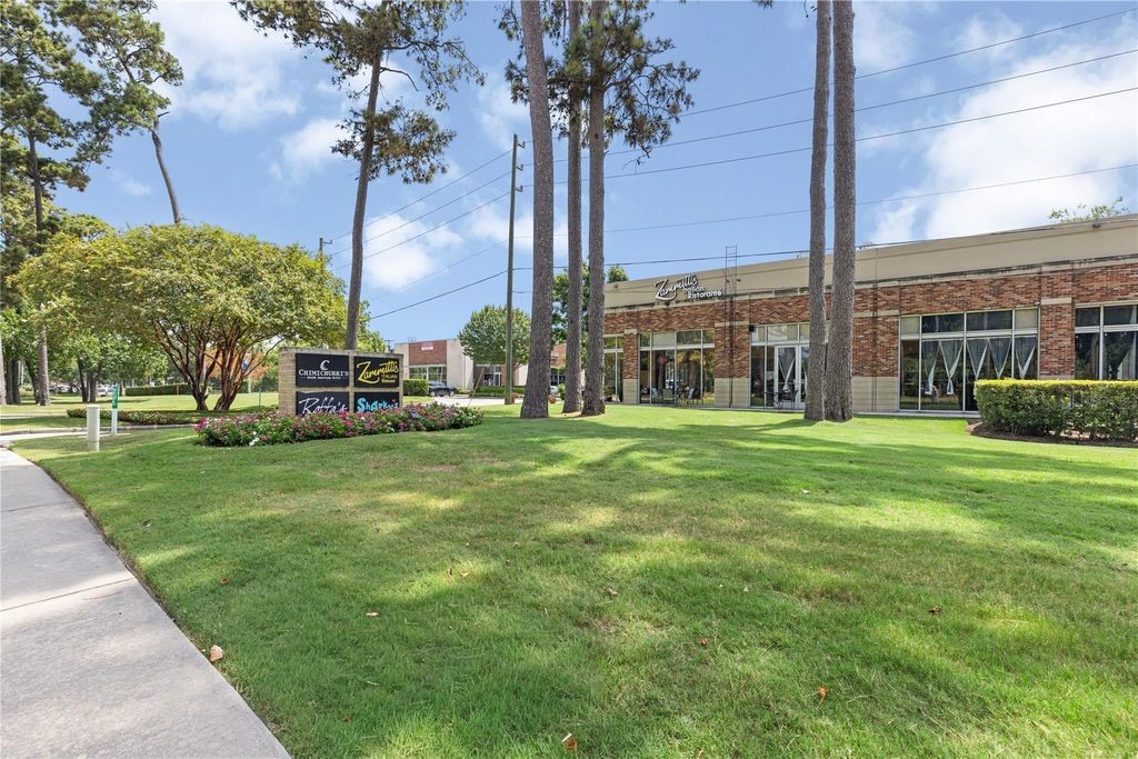 Walking distance to Kings Harbor - shopping, Raffa's, Sharky's, Zammitti's, Chimichurri's, Loco Cantina, and the new Table 7 Prime Steakhouse!