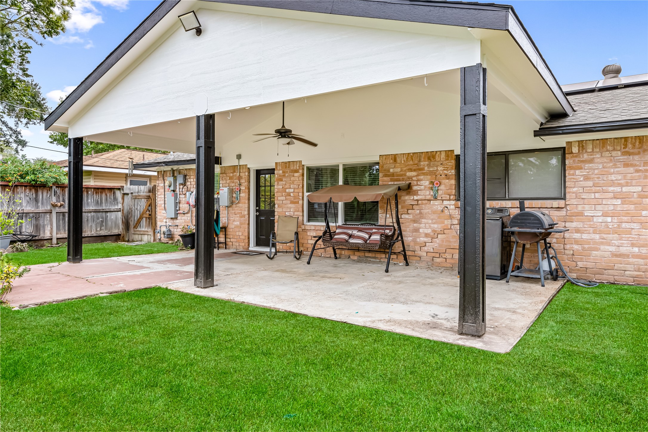8823 Shadow Crest Street, Houston, TX 77074