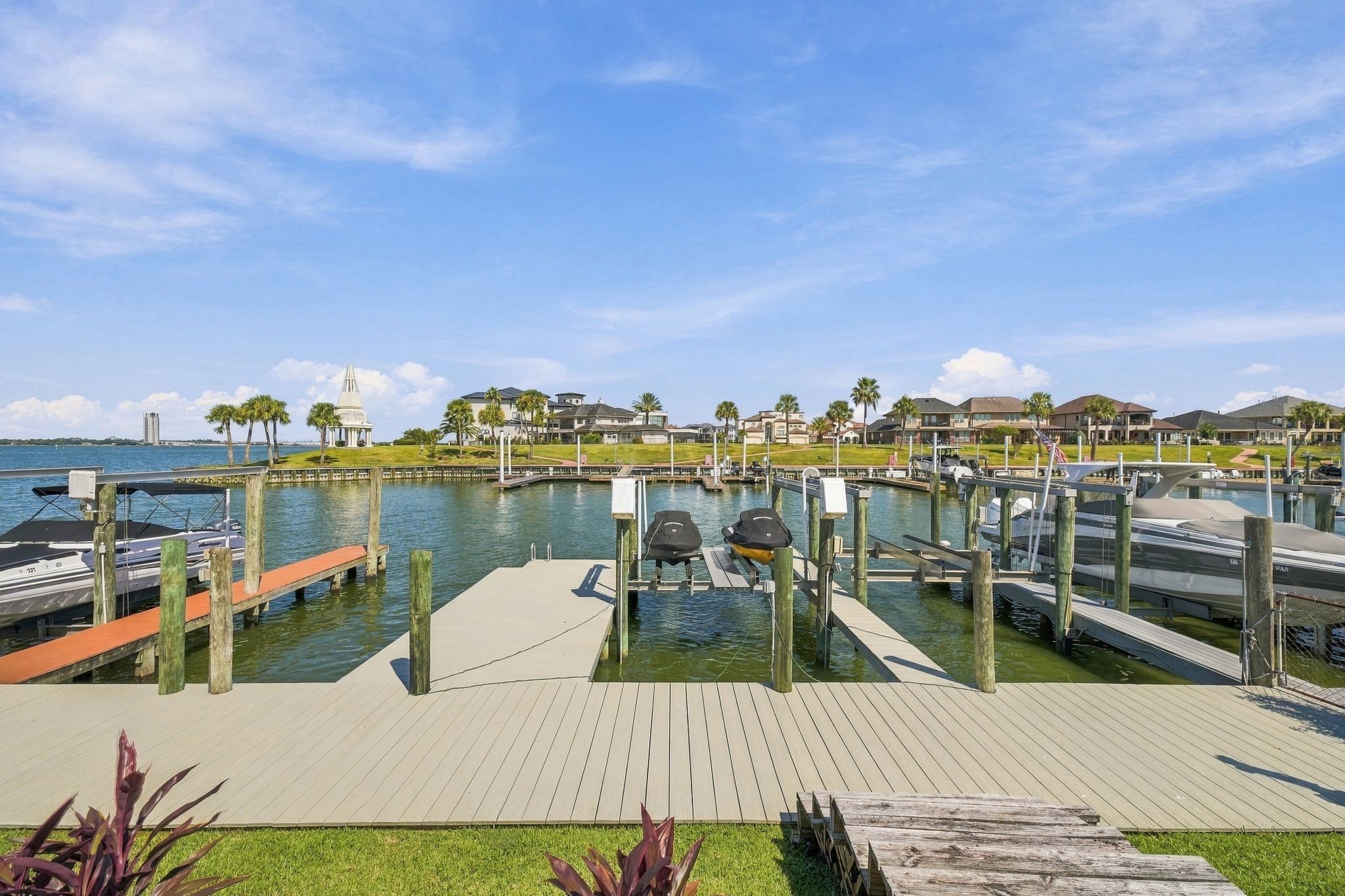 The private boat dock gives direct access to Clear Lake.