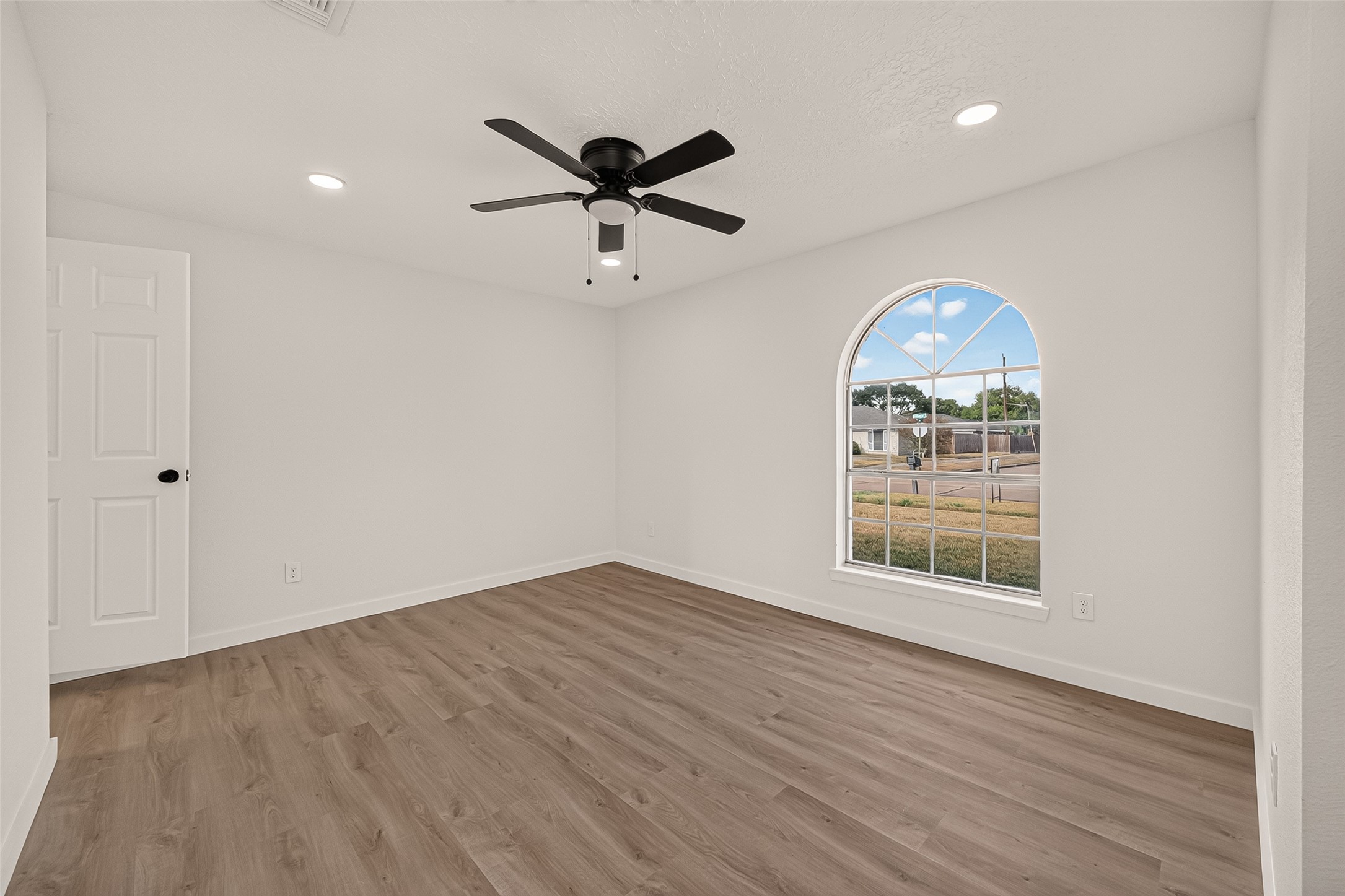 9918 Willmont Road, La Porte, TX 77571