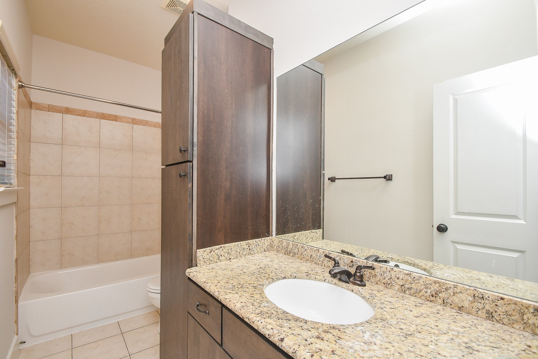 Secondary bath en-suite