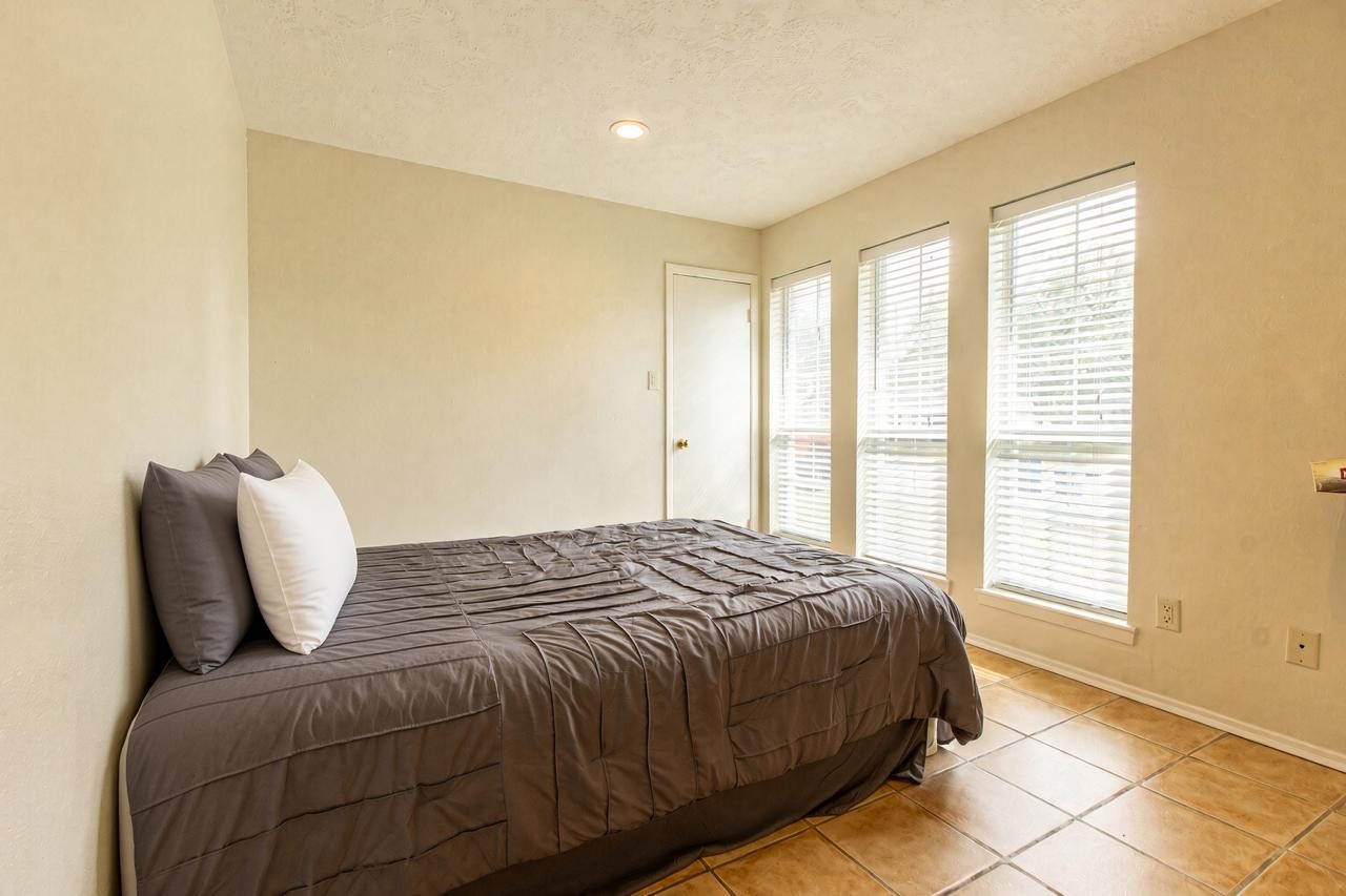 2522 Lower Valley Drive, Houston, TX 77067