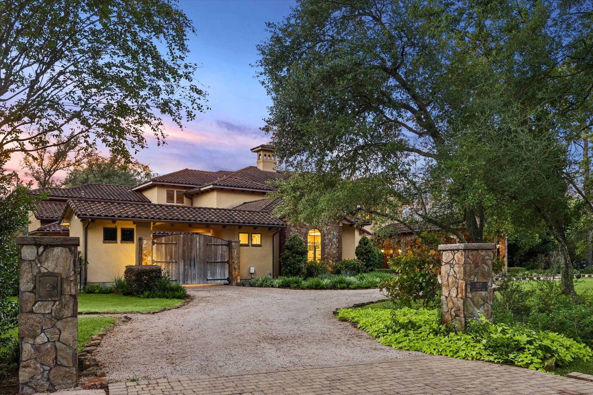 327 E Friar Tuck Lane, Houston, TX 77024