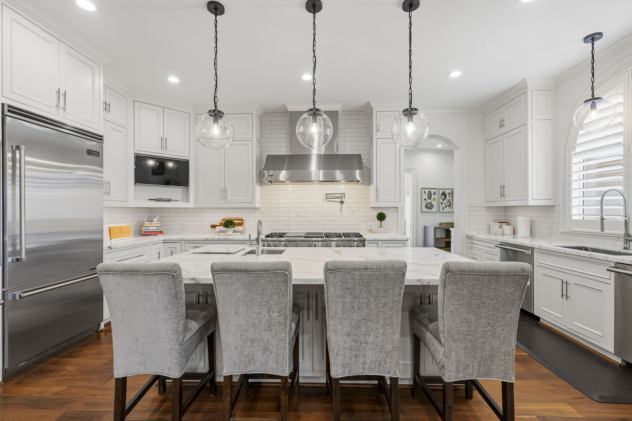 eat-in kitchen