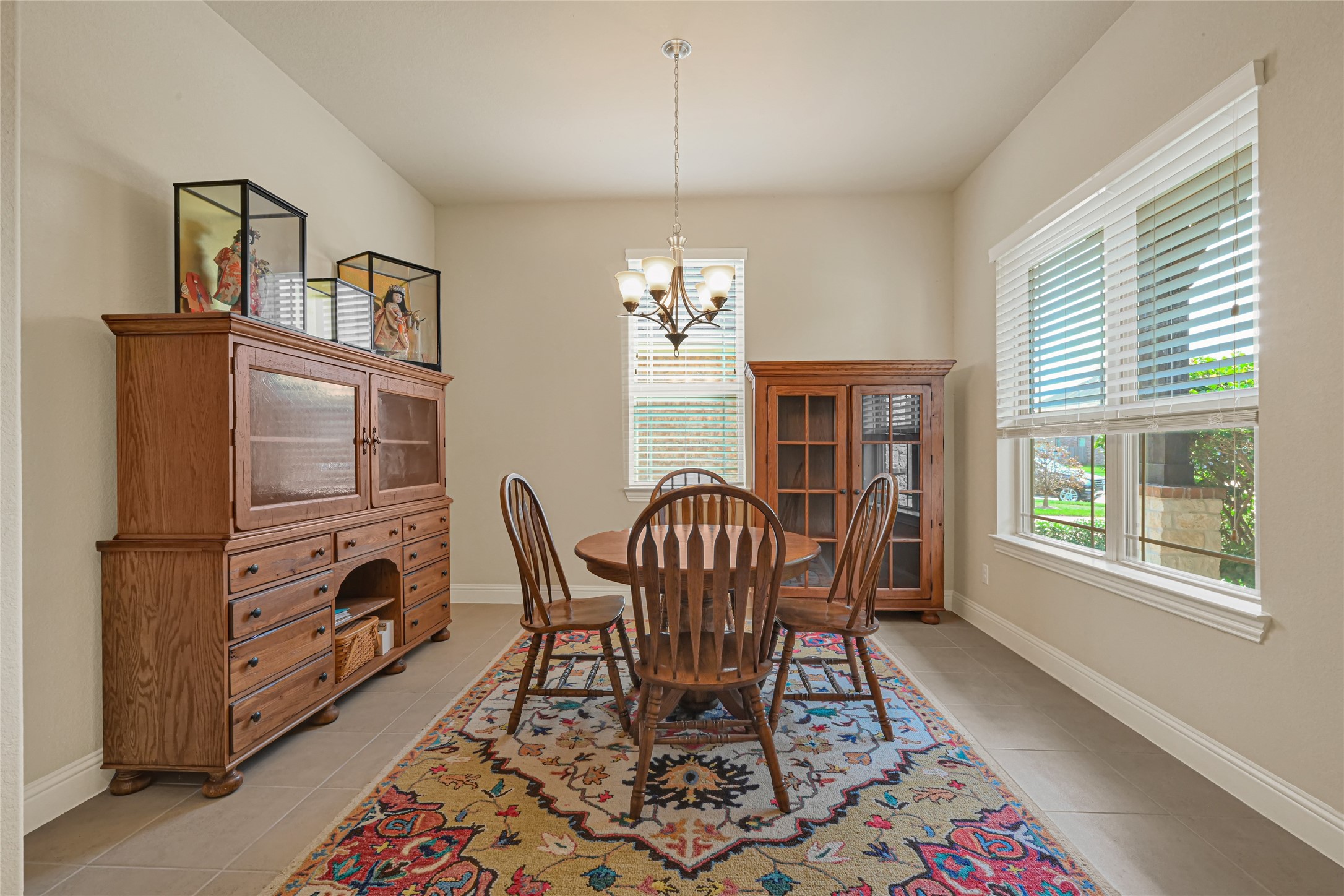 Imagine your family and friends, enjoying a delicious meal at this formal dining. Imagine your family and friends, enjoying a delicious meal at this formal dining.