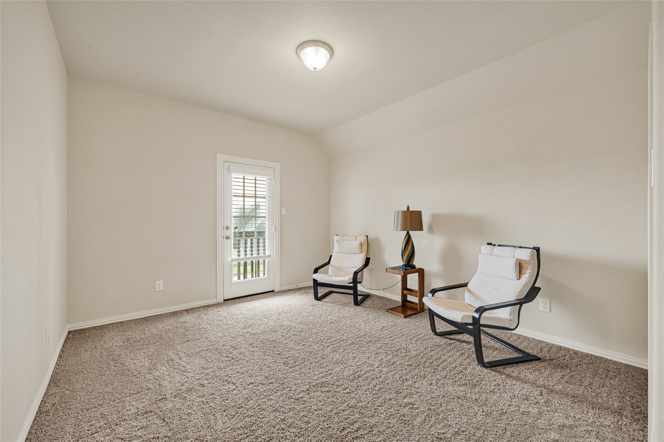 Second bedroom upstairs with a balcony, perfect to wait to be serenaded.